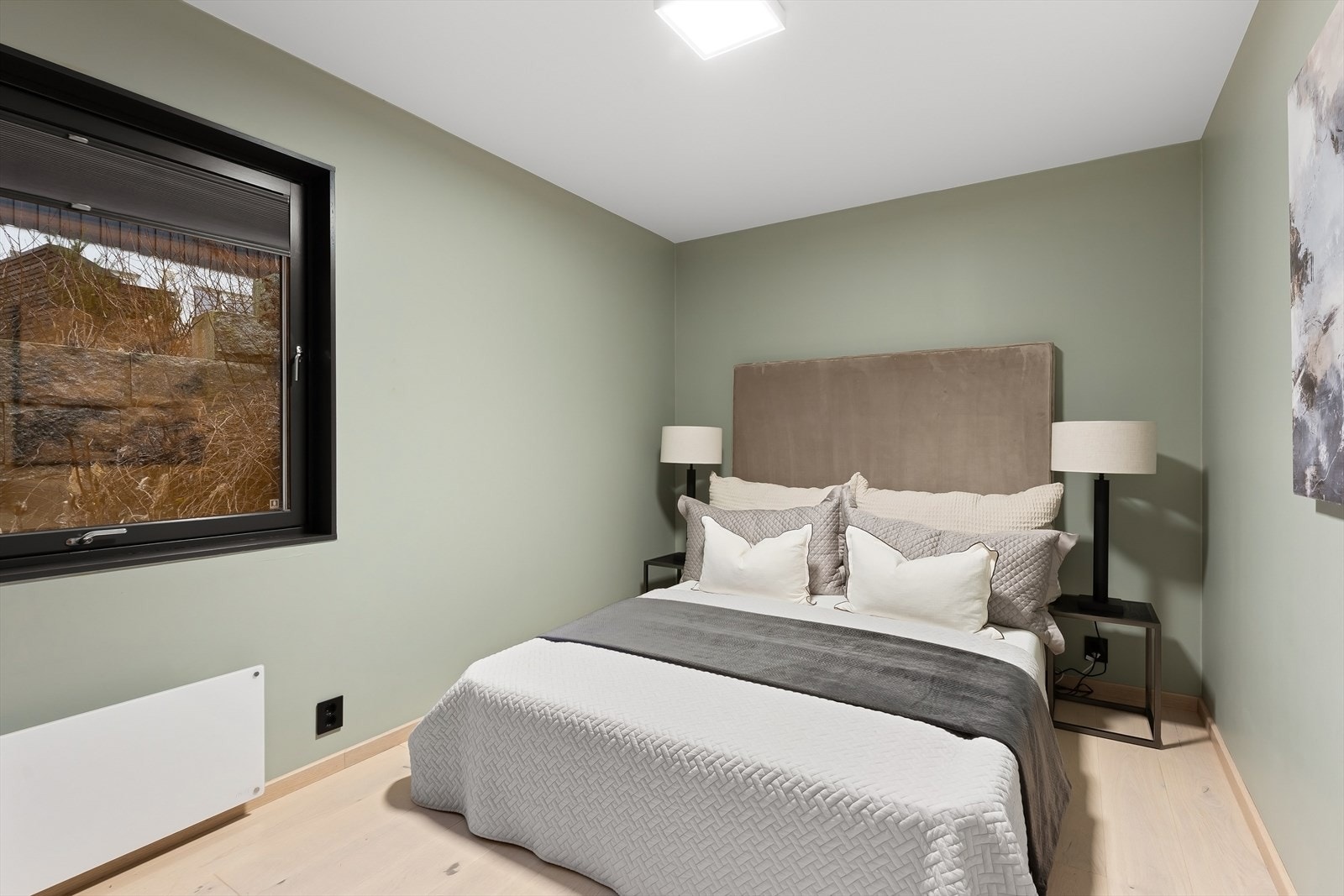 Hovedsoverommet er av god størrelse med plass til dobbeltseng og nattbord. Galleribilde