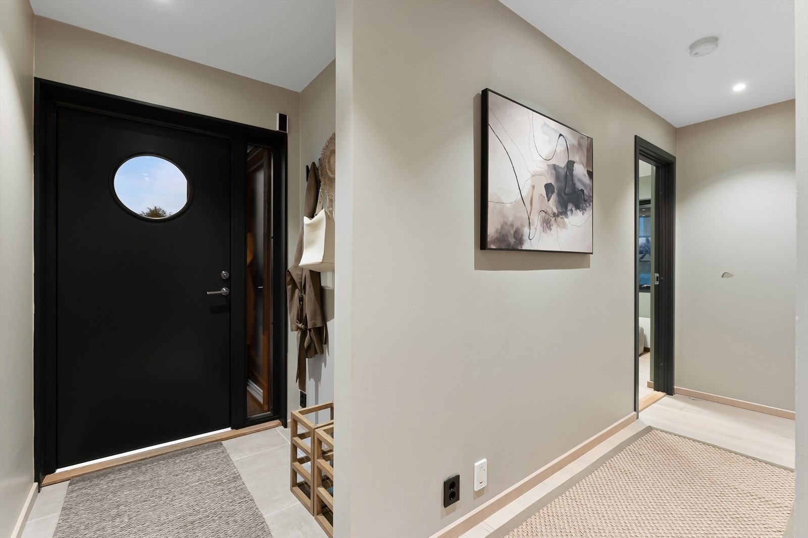 Gulvet i gangen har fliser og 1-stavs parkett. Galleribilde