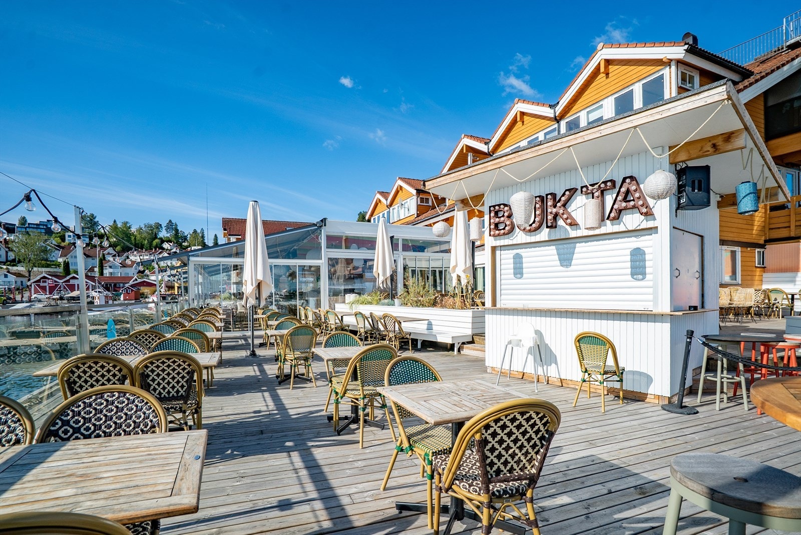 Bukta Matbar er en populær restaurant på bryggekanten. Galleribilde