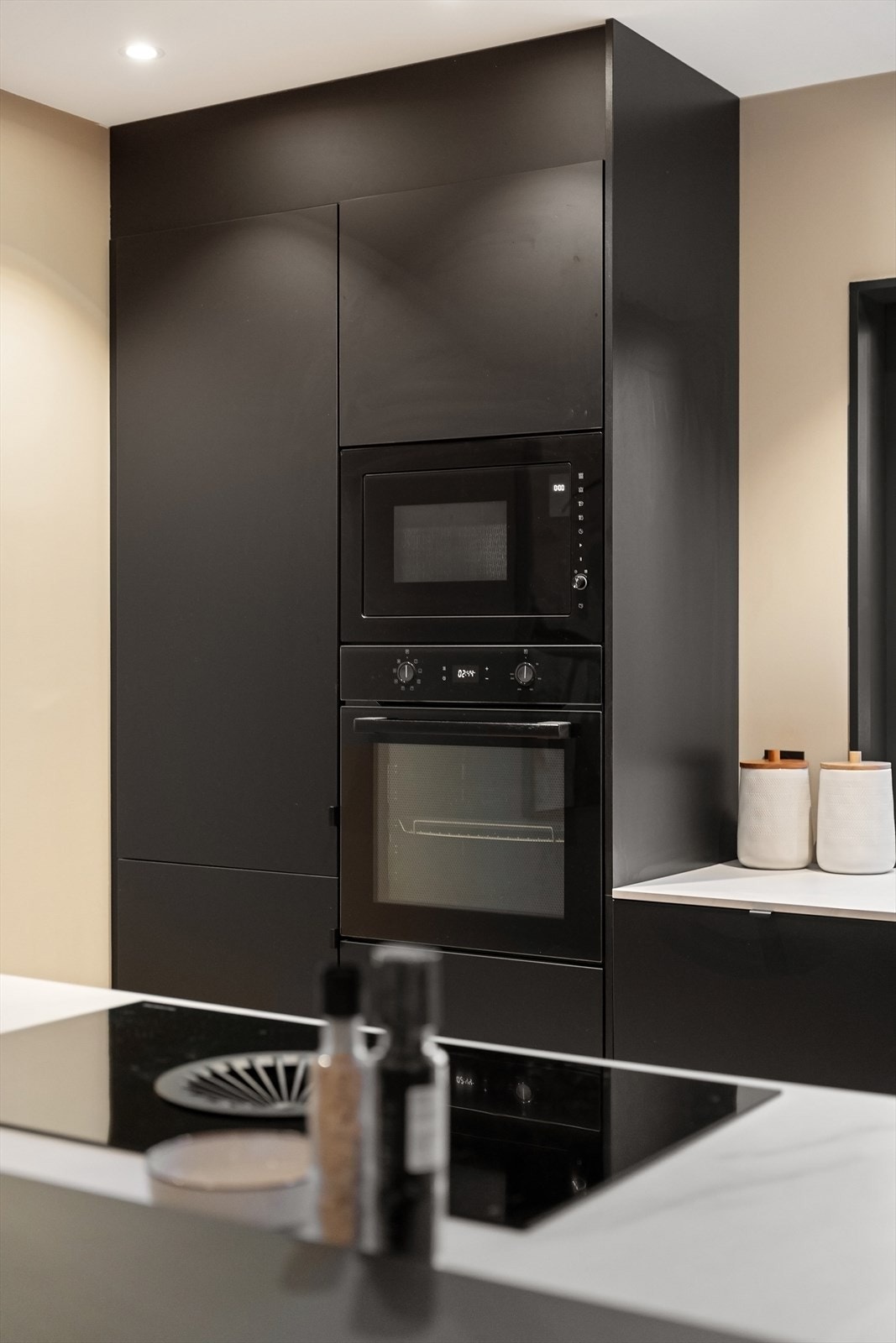 Integrerte hvitevarer består av kjøle- og fryseskap, oppvaskmaskin, platetopp, vinskap, mikrobølgeovn og stekeovn. Galleribilde