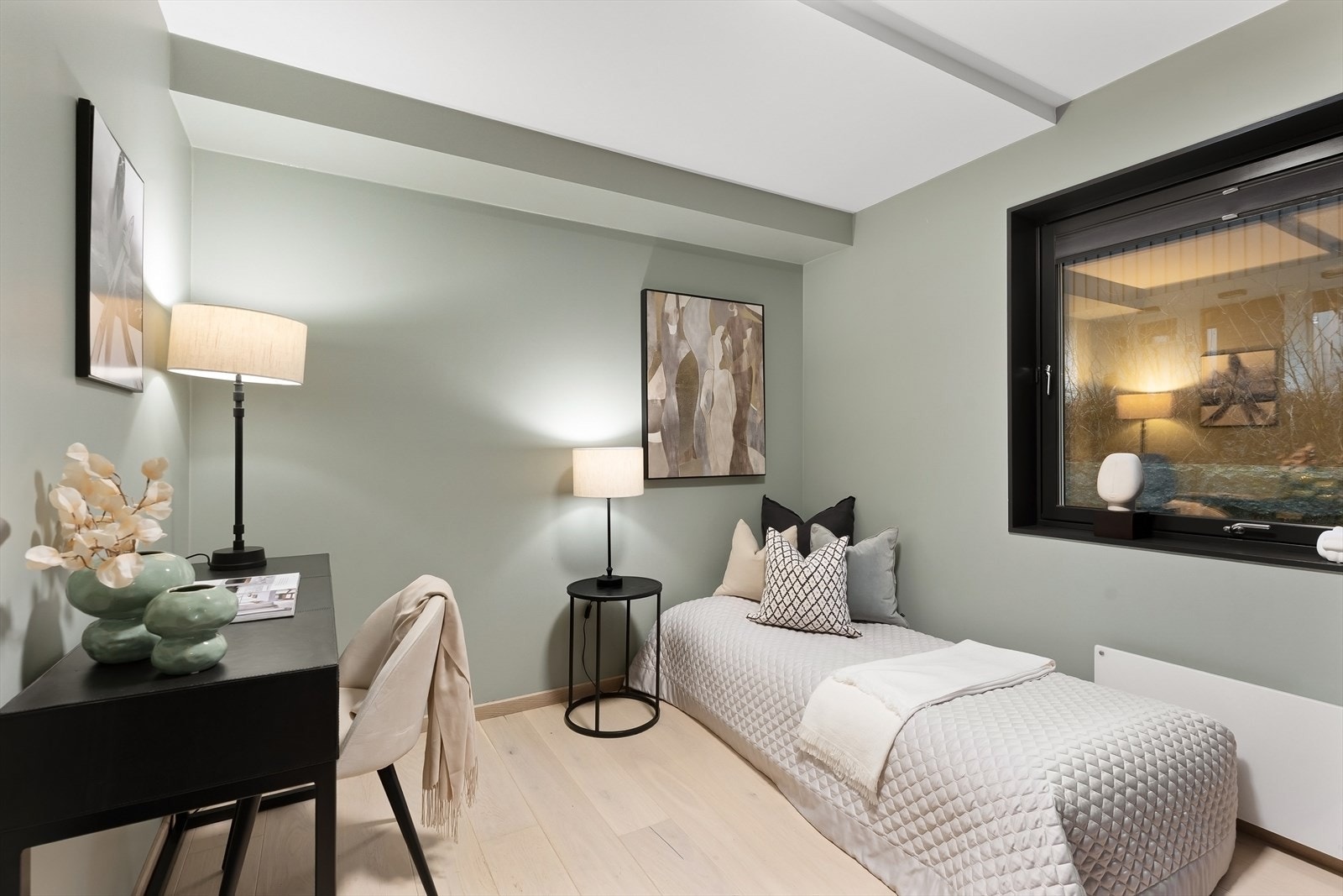 Det andre soveromet egner seg godt som barnerom, gjesteværelse eller kontor. Galleribilde