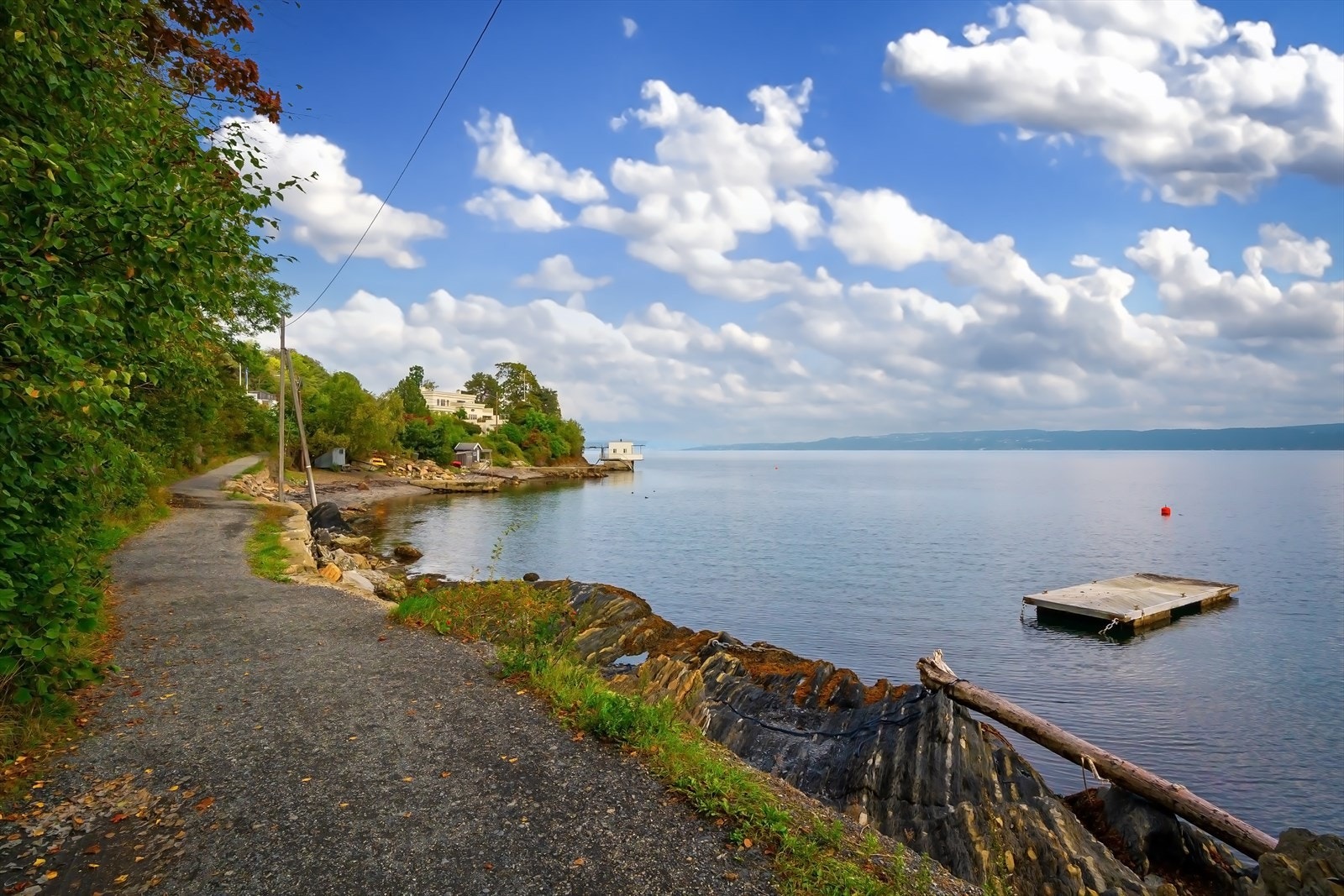 Langs kysten finnes flere badeplasser som Sjøstrand, Tørkopp, Maudbukta og Selvikstranda. Galleribilde