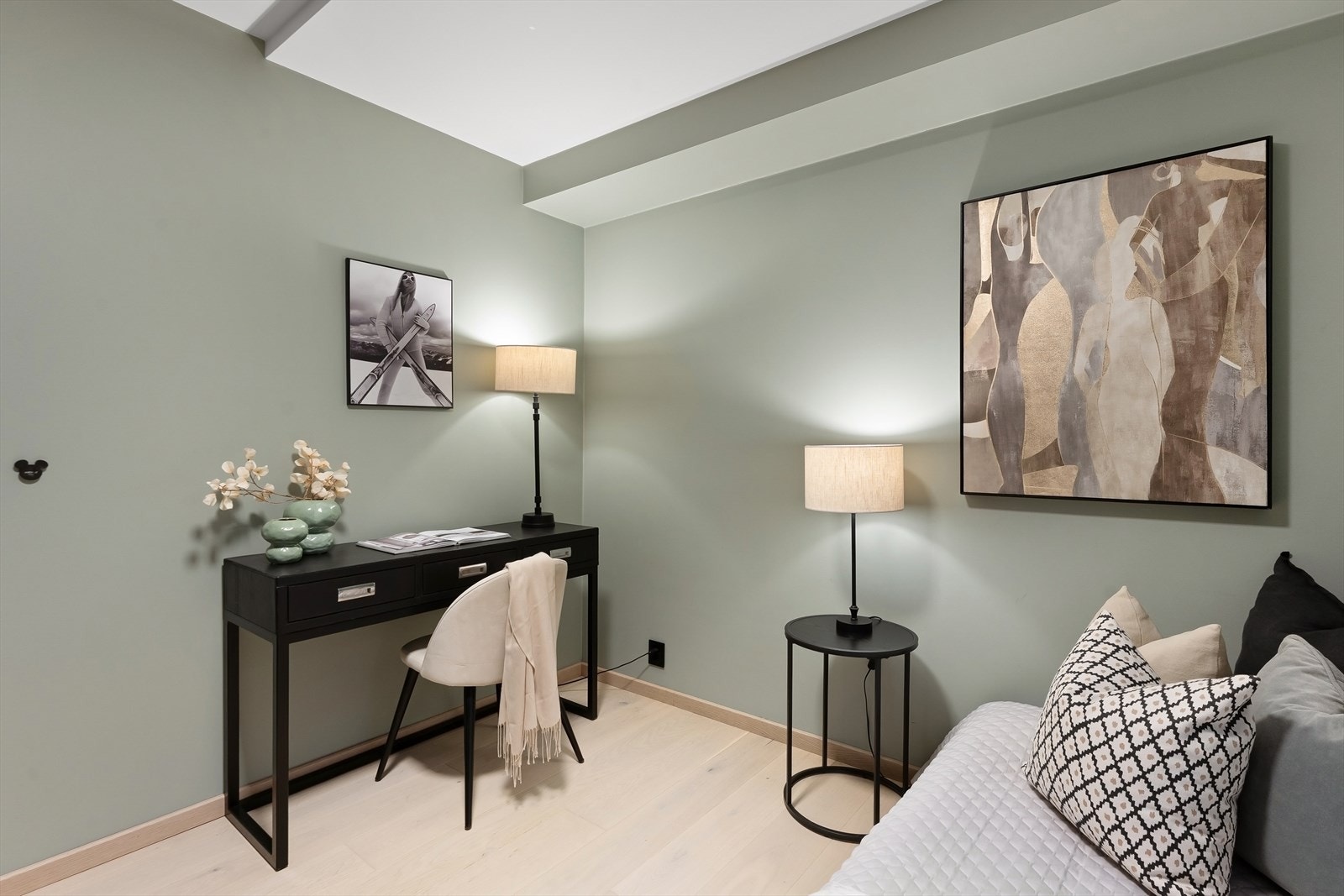 Begge soverommene har 1-stavs parkett. Galleribilde