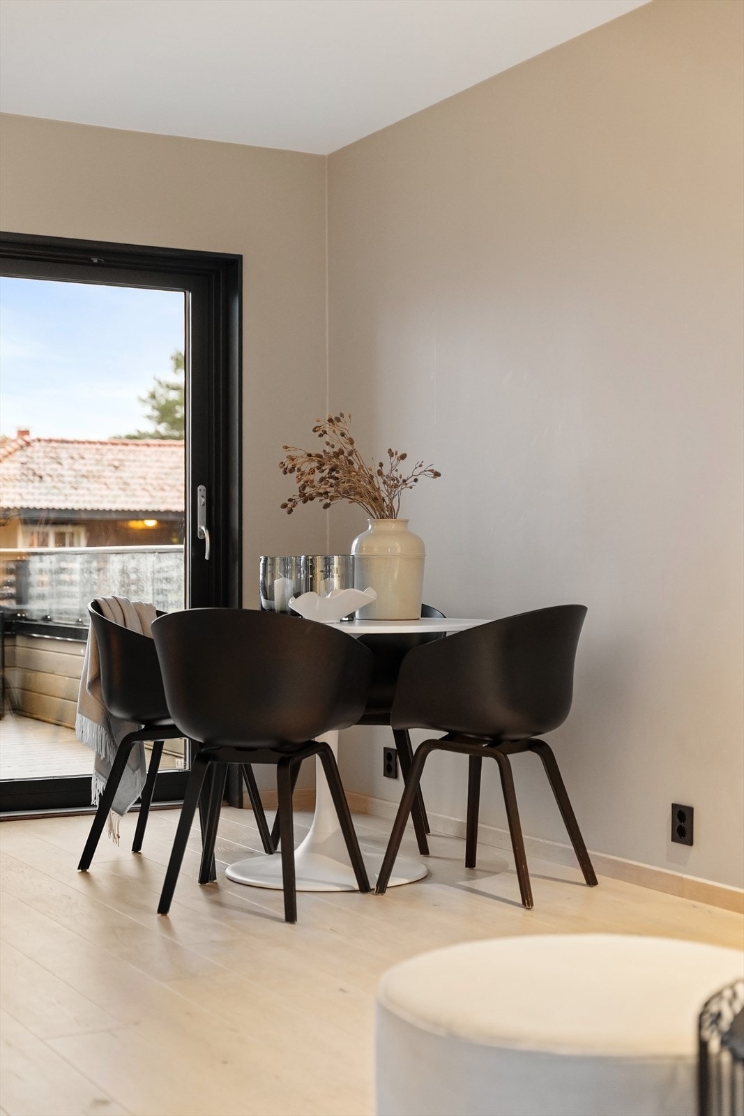 Spisebordet ligger i praktisk forlengelse av kjøkkenet. Galleribilde