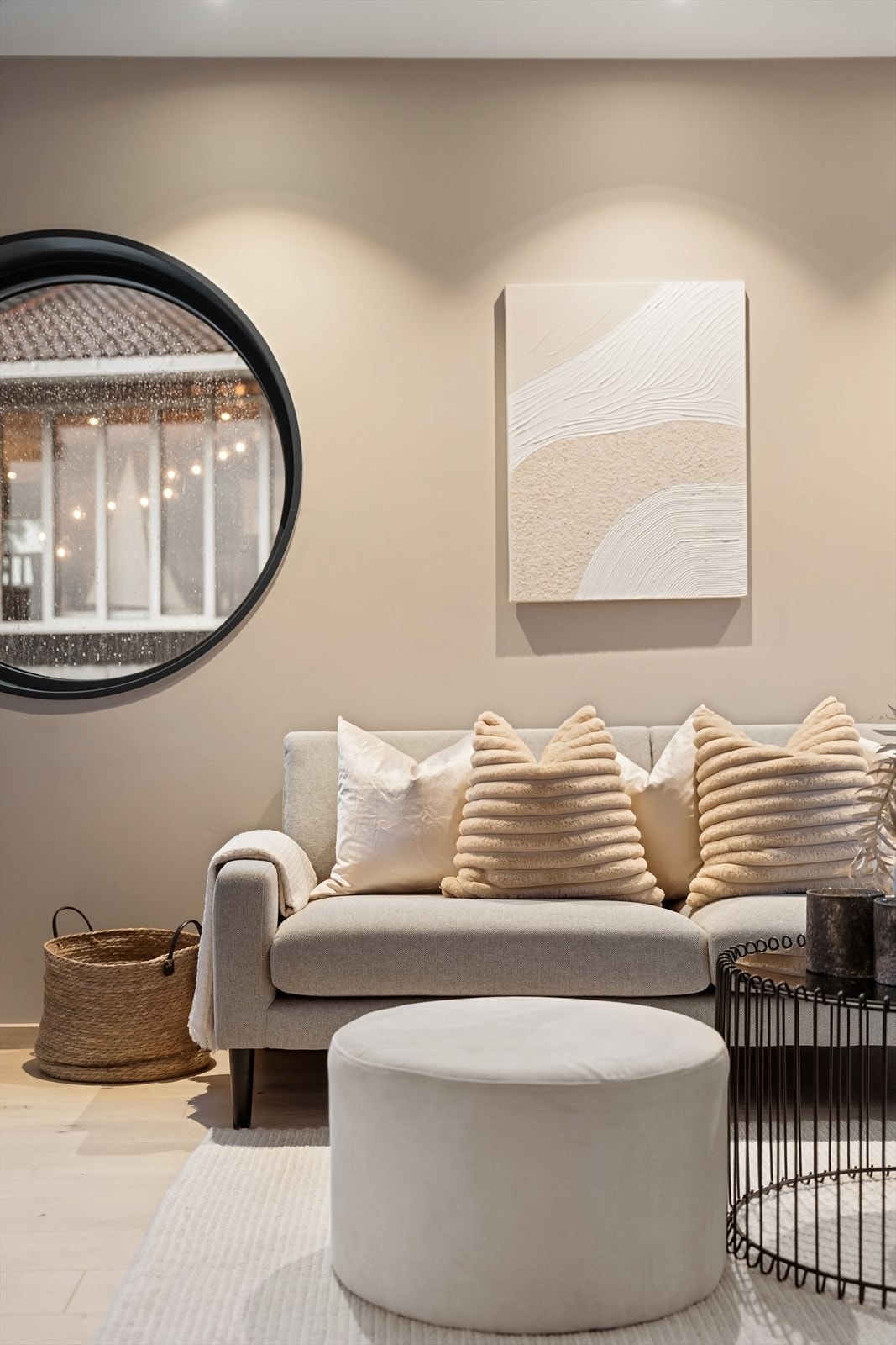 Veggene har tidsriktige farger, og det er gjennomgående 1-stavs parkett. Galleribilde