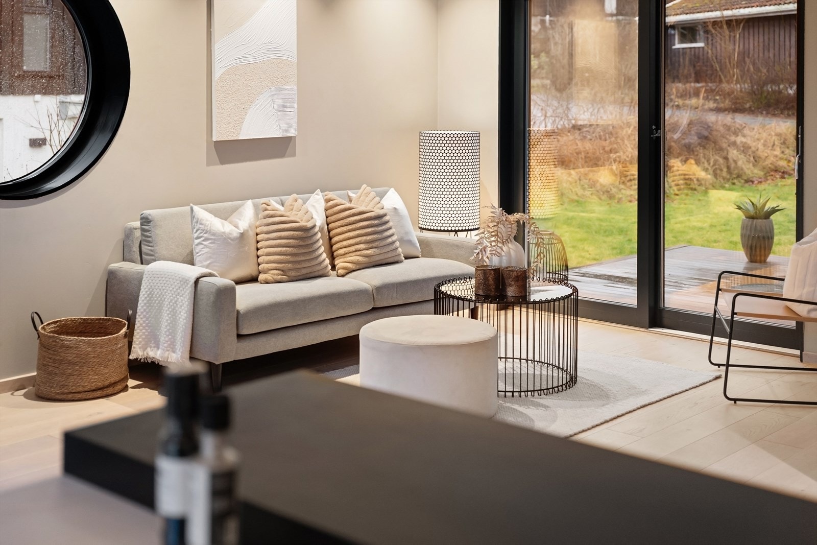 Lys og trivelig stue med store vindusflater som gir mye naturlig lys. Galleribilde