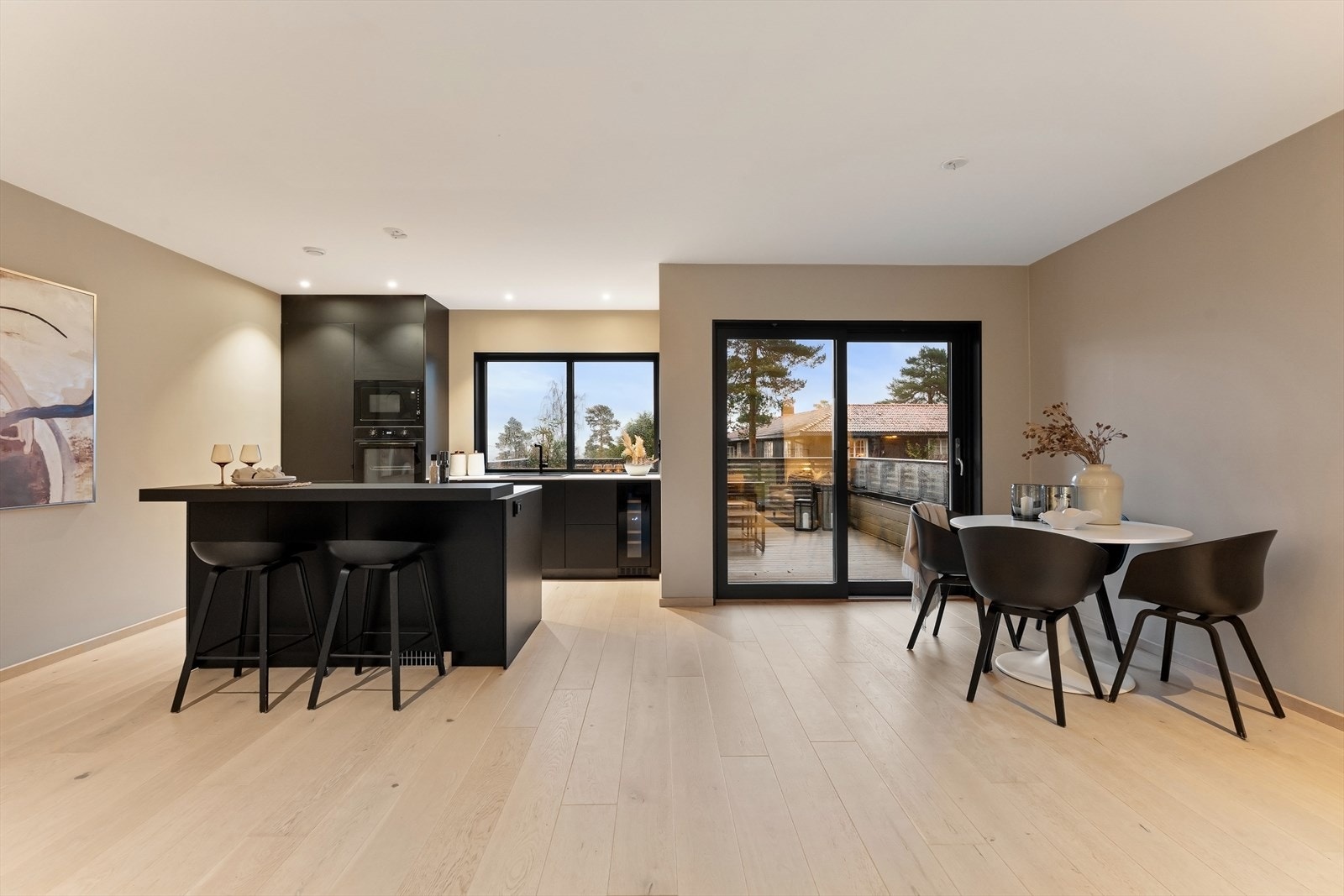 Kjøkkenet er plassert i åpen løsning mot stue og spiseplass. Galleribilde