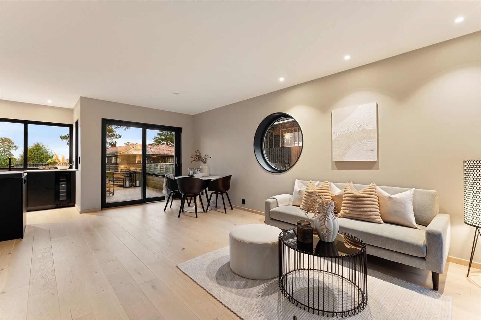 Stuen ligger i åpen løsning mot spiseplass og kjøkken, med god plass til sofagruppe og tilhørende mediamøbler. Galleribilde