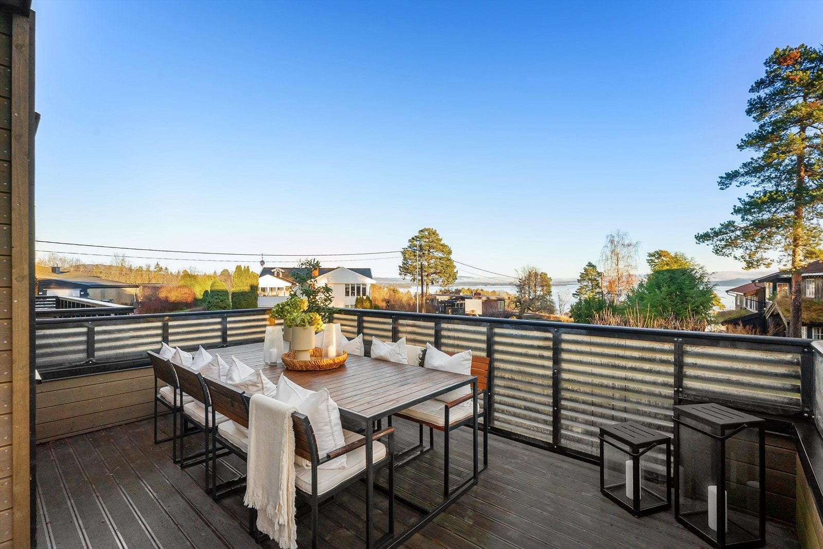 Fra kjøkkenet er det utgang til veranda mot nord/øst med flott utsikt mot Oslofjorden. Galleribilde