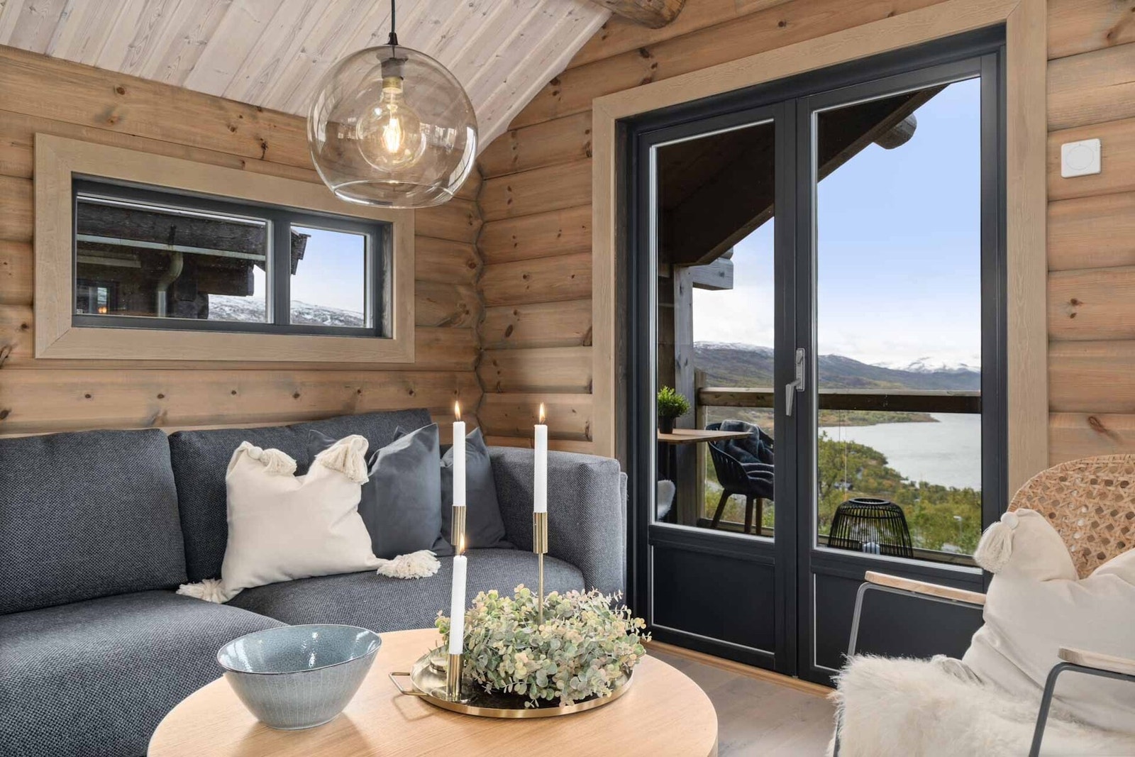 Fra stuen er det utgang til en overbygd balkong. Foto fra et tilsvarende prosjekt. Galleribilde