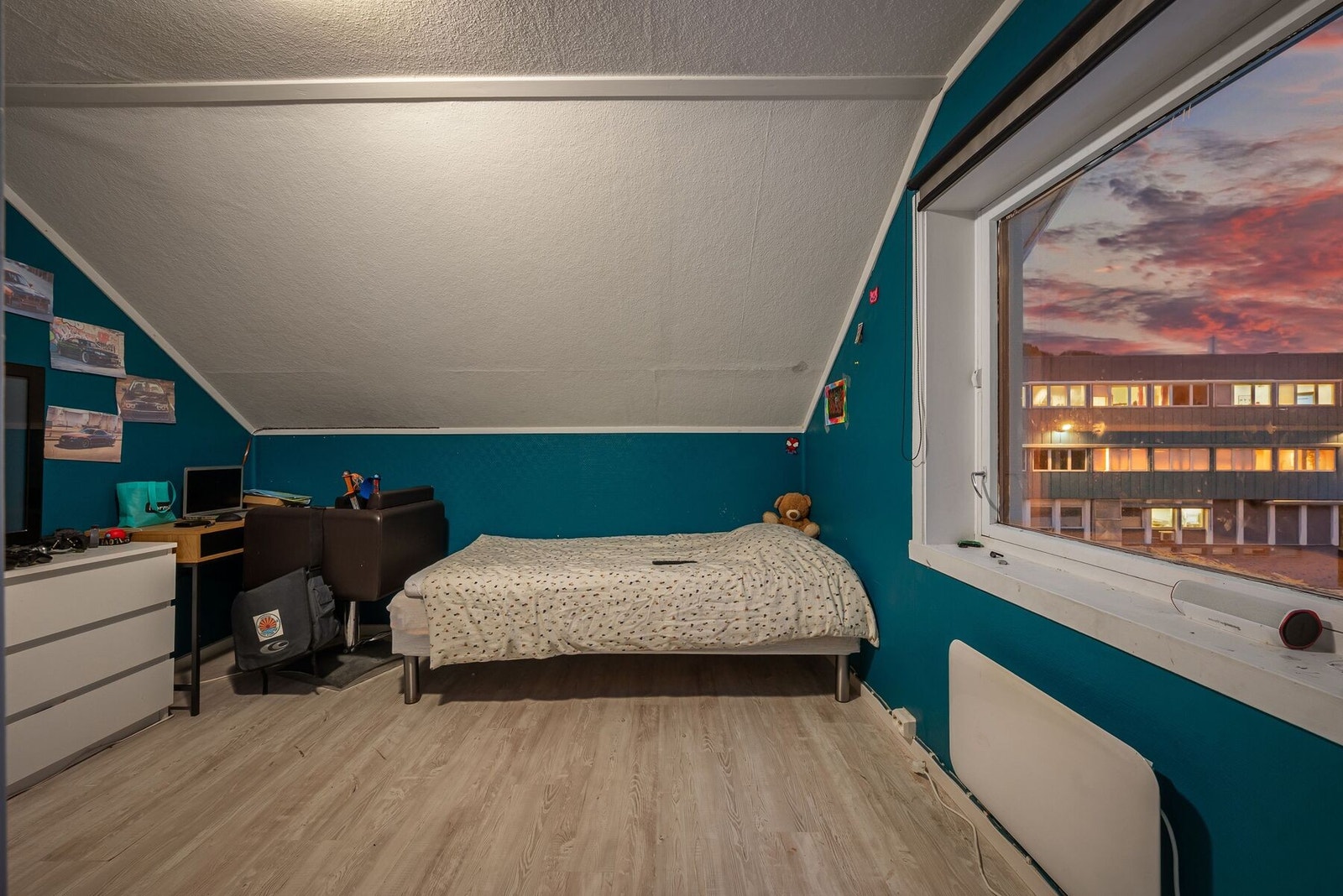 - Romslig soverom med god plass for seng og garderobeløsning. Galleribilde