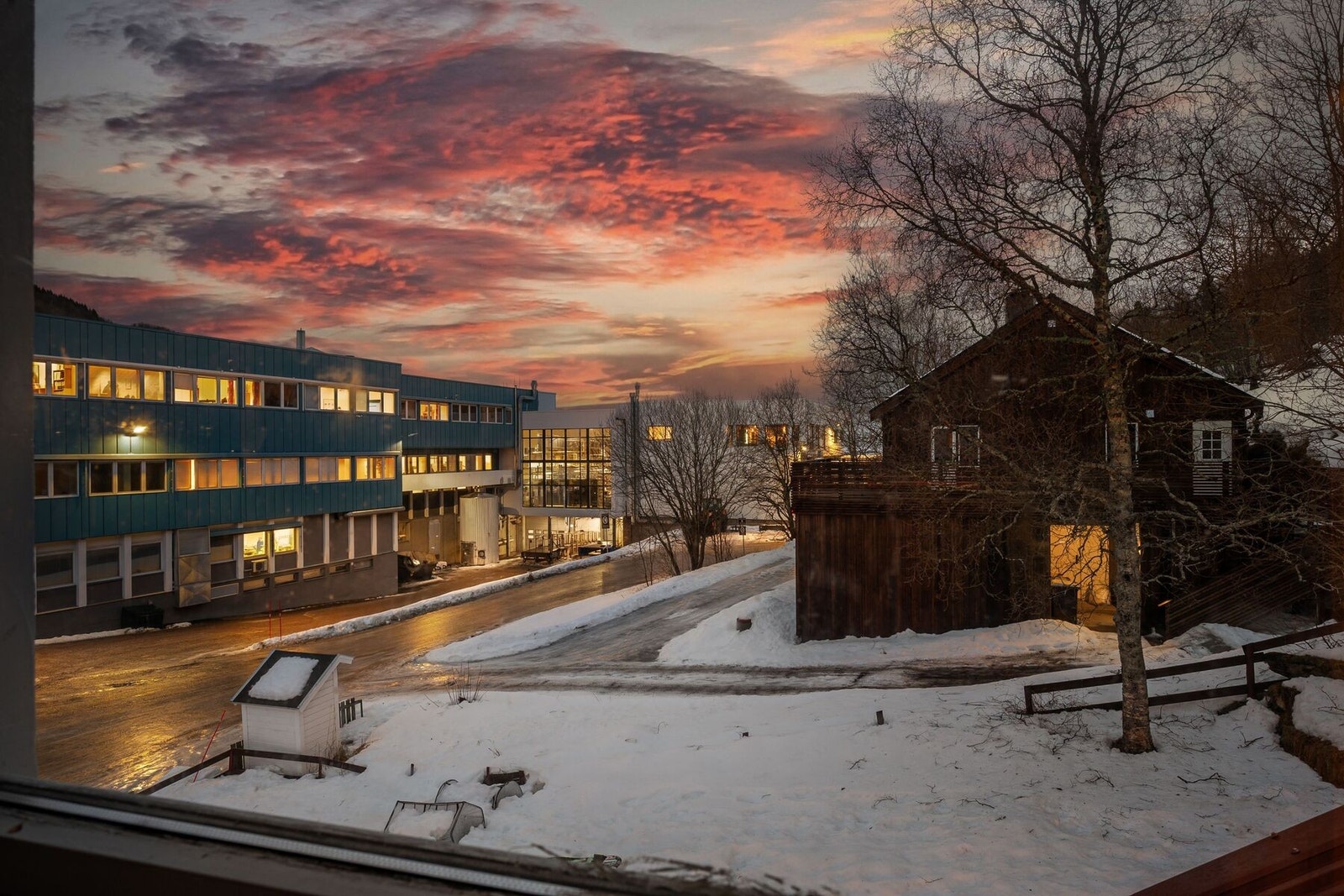 - Du bor sentralt til i et fint boligområde på nordsiden av byen med kort vei til det meste. Galleribilde