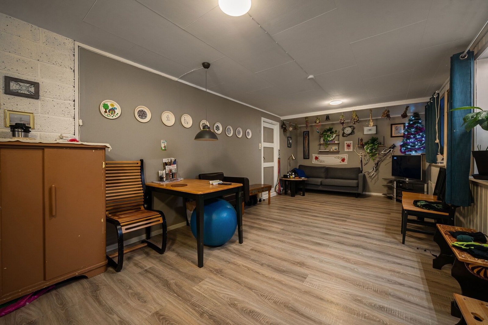 - Underetasje er tilnyttet hoveddel og er idag utleid. Galleribilde