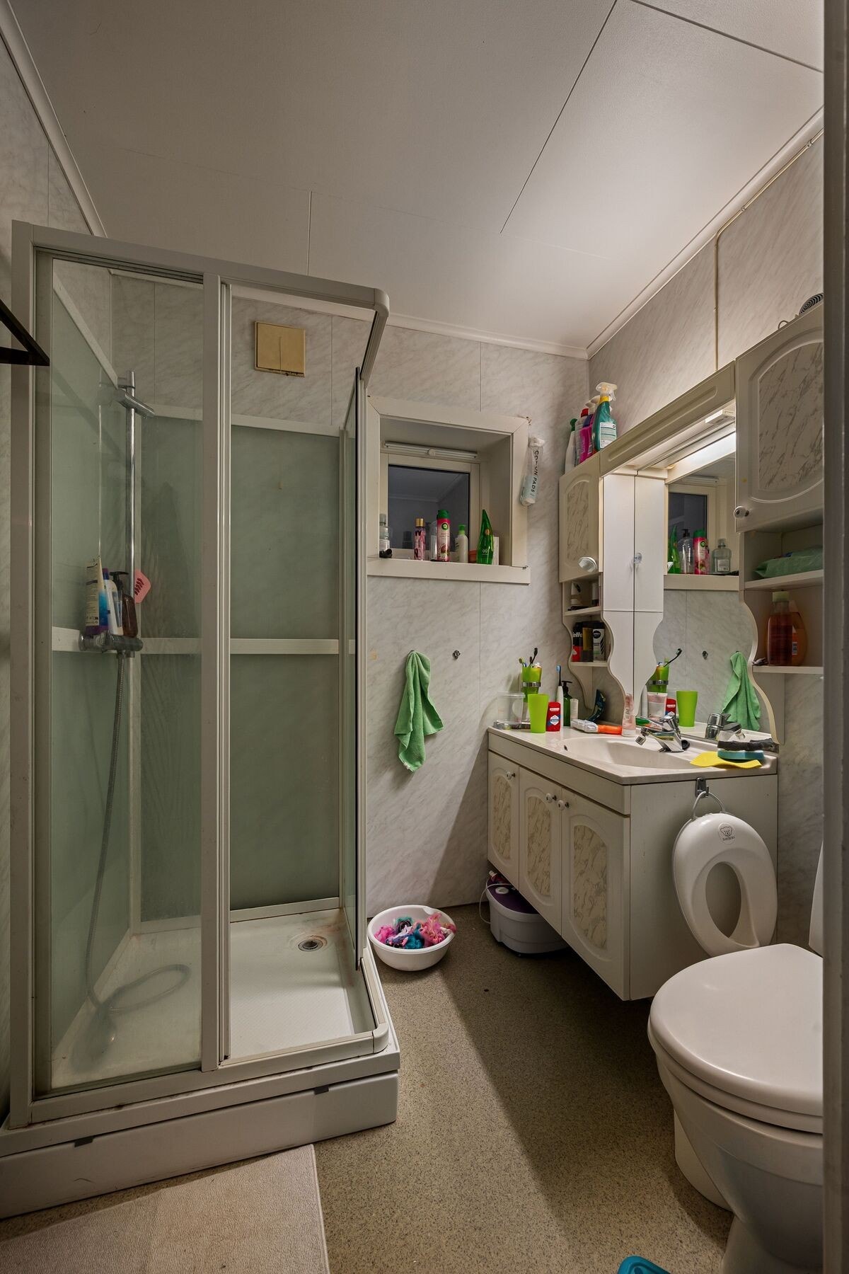 - Eldre bad med innredning, dusjkabinett og toalett. Galleribilde