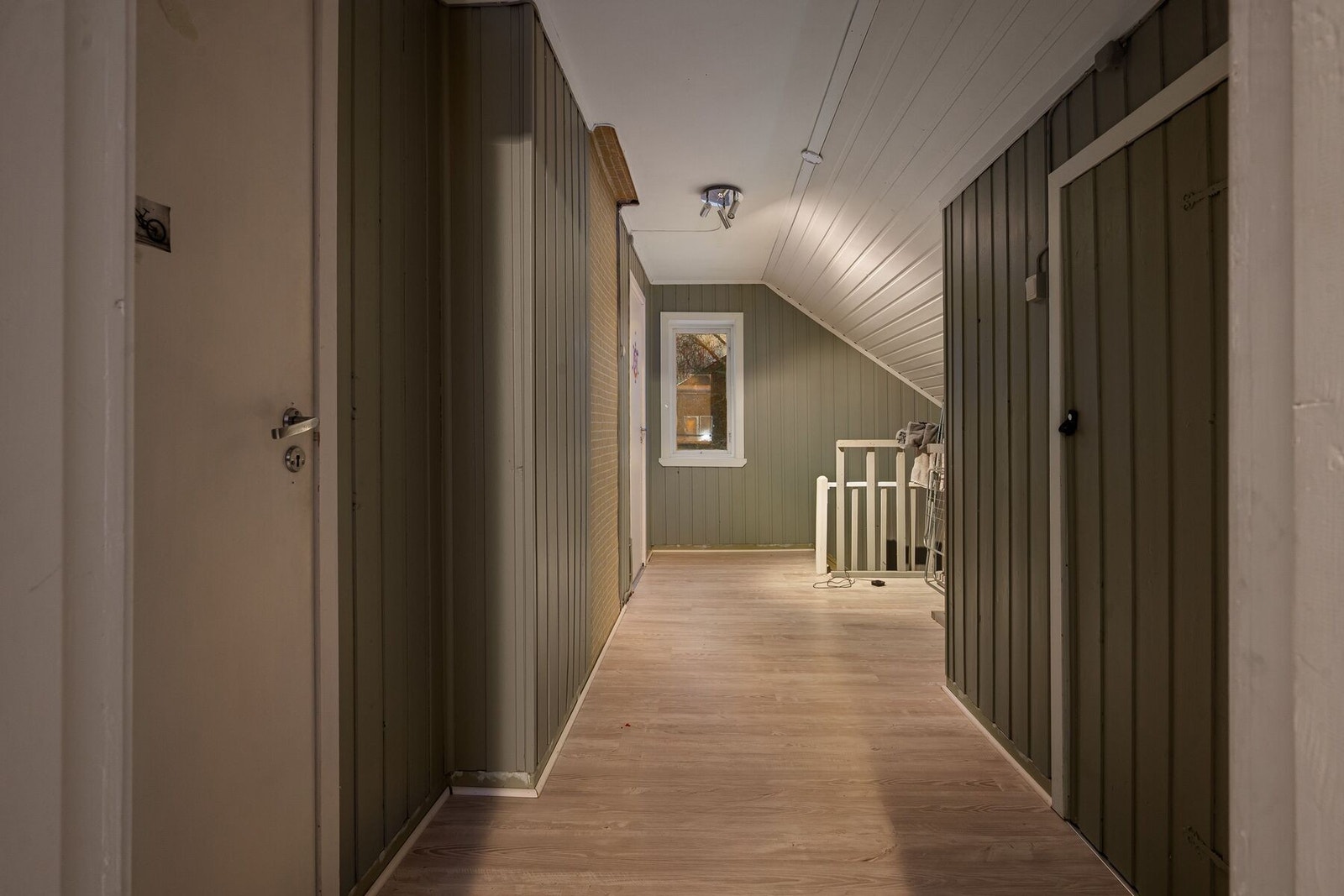 - Hallen i loftsetasje er malt i moderne farger og fremstår som moderne. Galleribilde