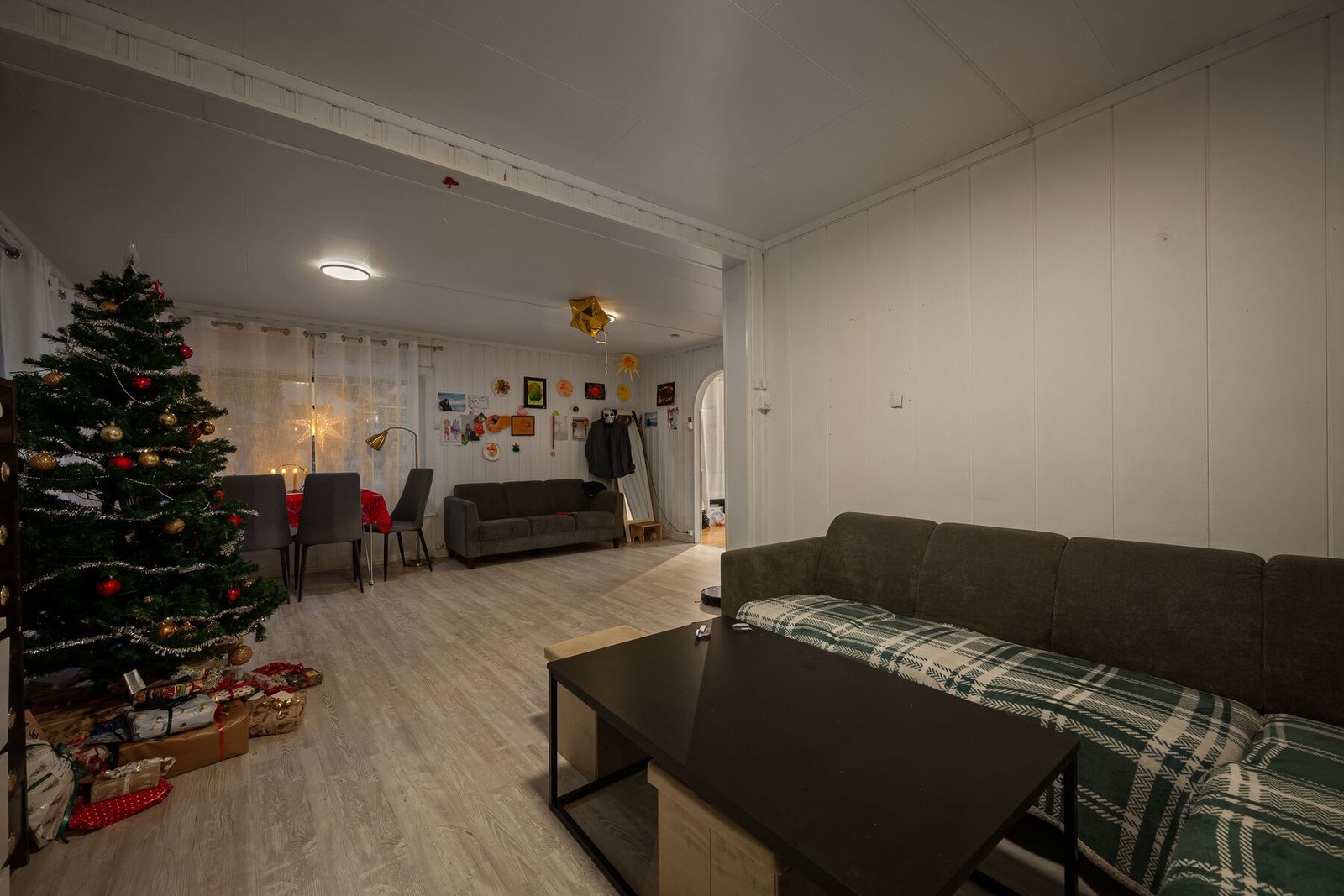 - Boligen er pr idag utleid i sin helhet for ca kr 245 000,- pr år og kan selges med leietagere for den som ønsker. Galleribilde