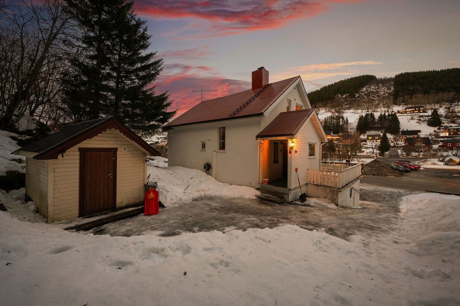 - Romslig uteområde på baksiden av boligen med utebod. Galleribilde