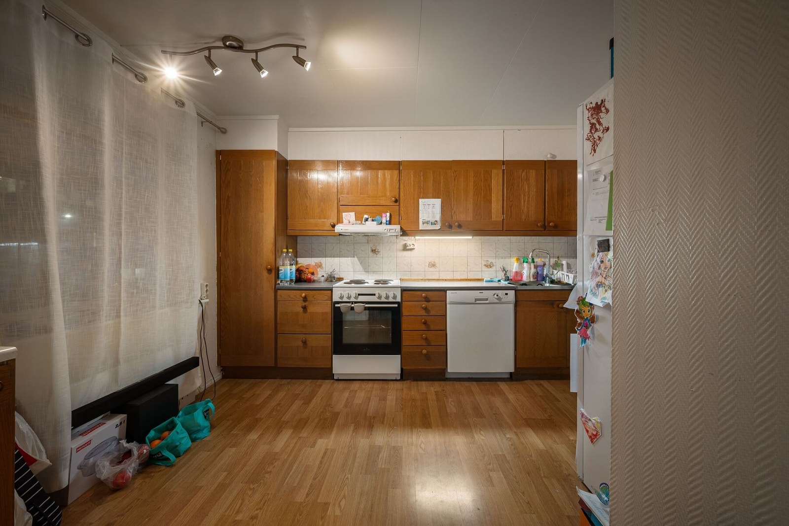 - Kjøkkenet har enkel funksjonell standard med frittstående hvitevarer. Galleribilde