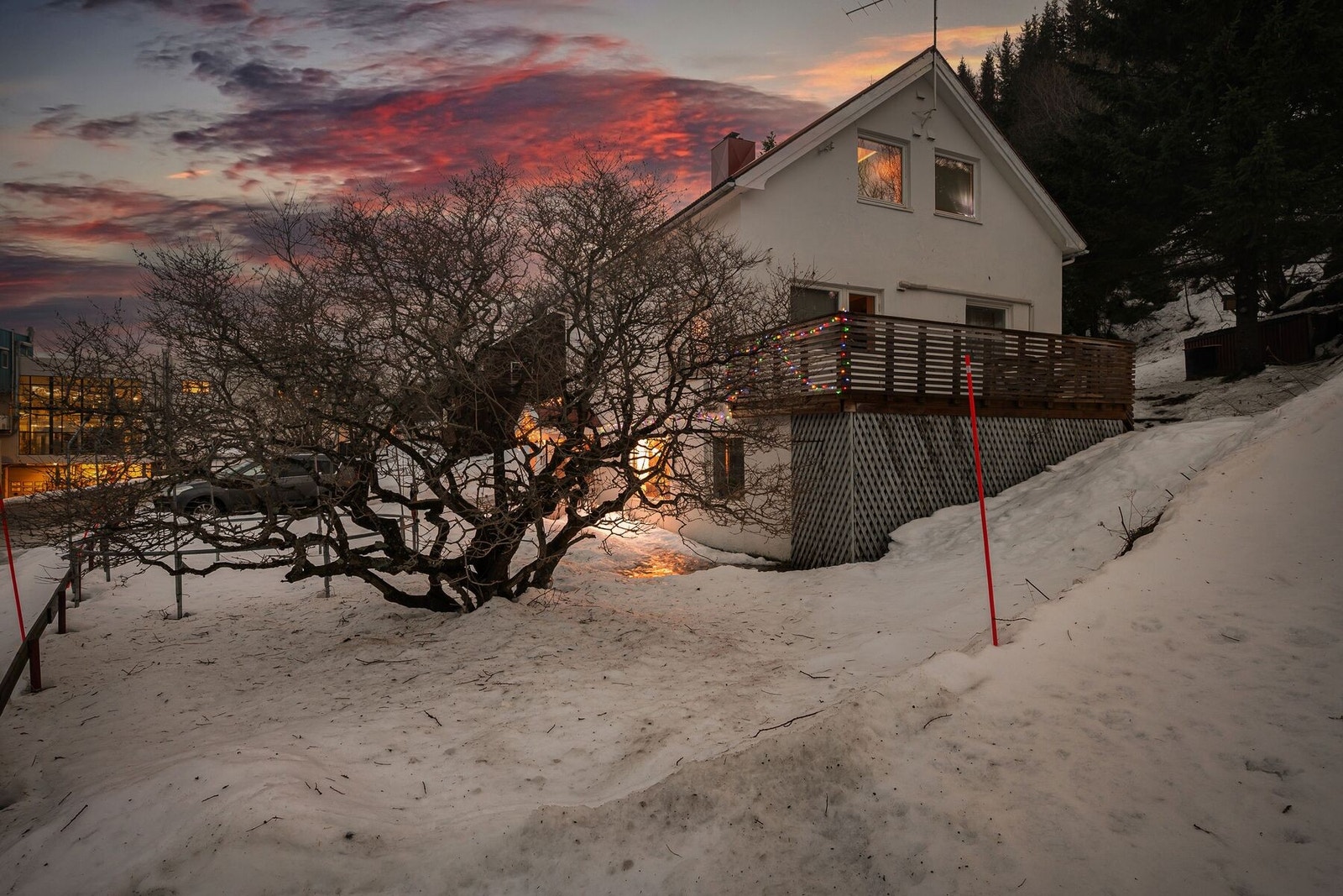 - Boligen ligger sentralt til med gangavstand til skole, barnehage, dagligvarehandel, Folkeparken og Harstad sykkelpark. Galleribilde