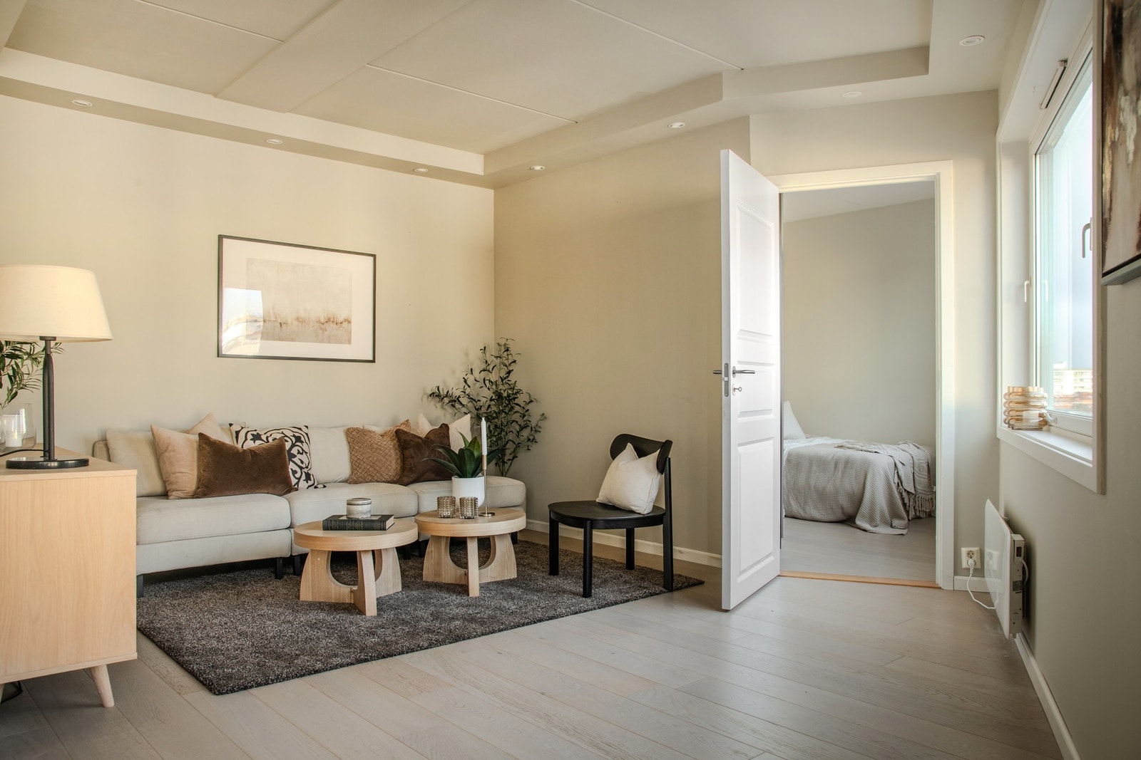 Boligen fremstår lys og tiltalende med pene, gjennomgående overflater der veggoverflater ble malt opp i 2025. Galleribilde