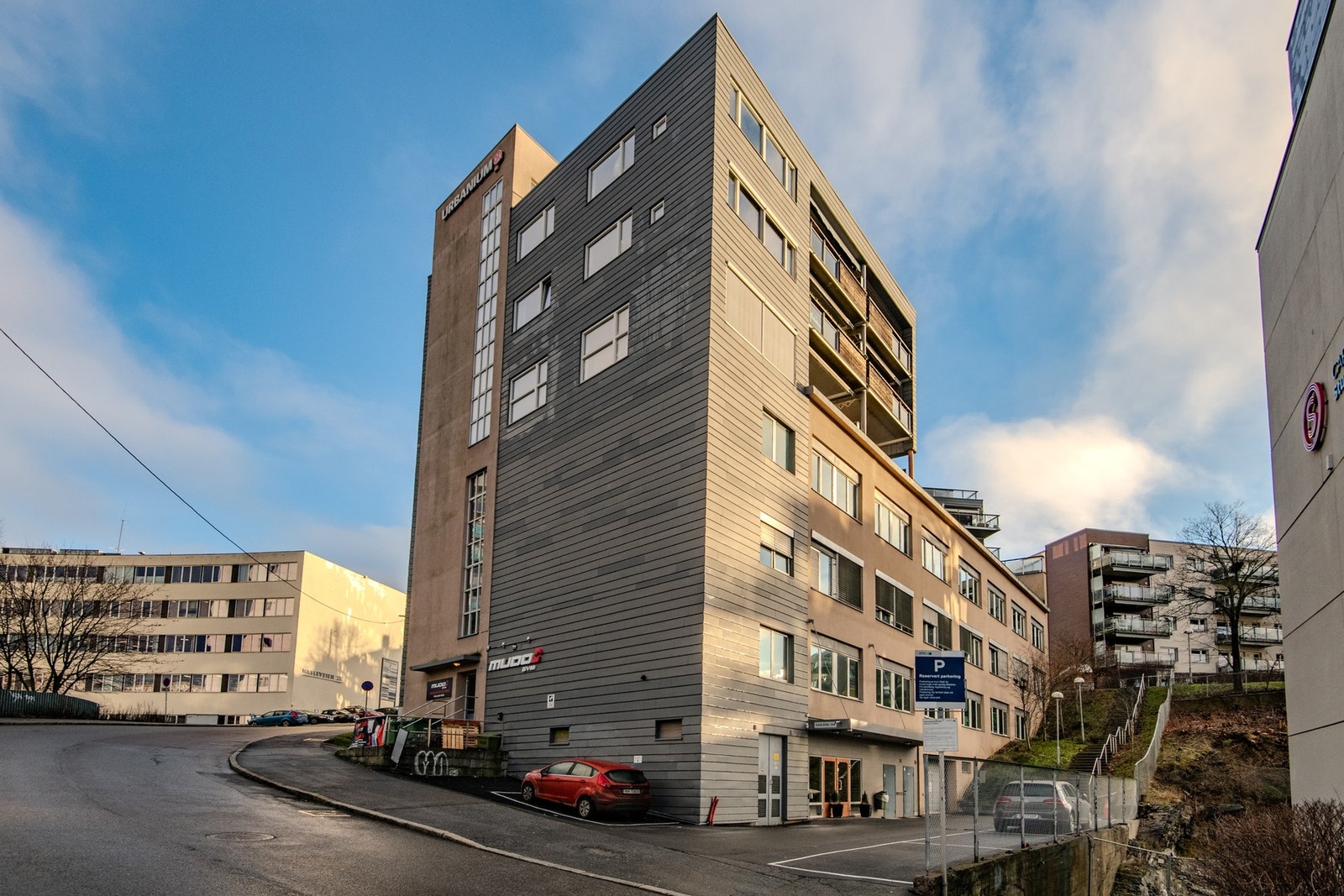 Leiligheten har en sentral beliggenhet på Carl Berner, gangavstand til et rikt utvalg av butikker, kaféer og restauranter. Galleribilde