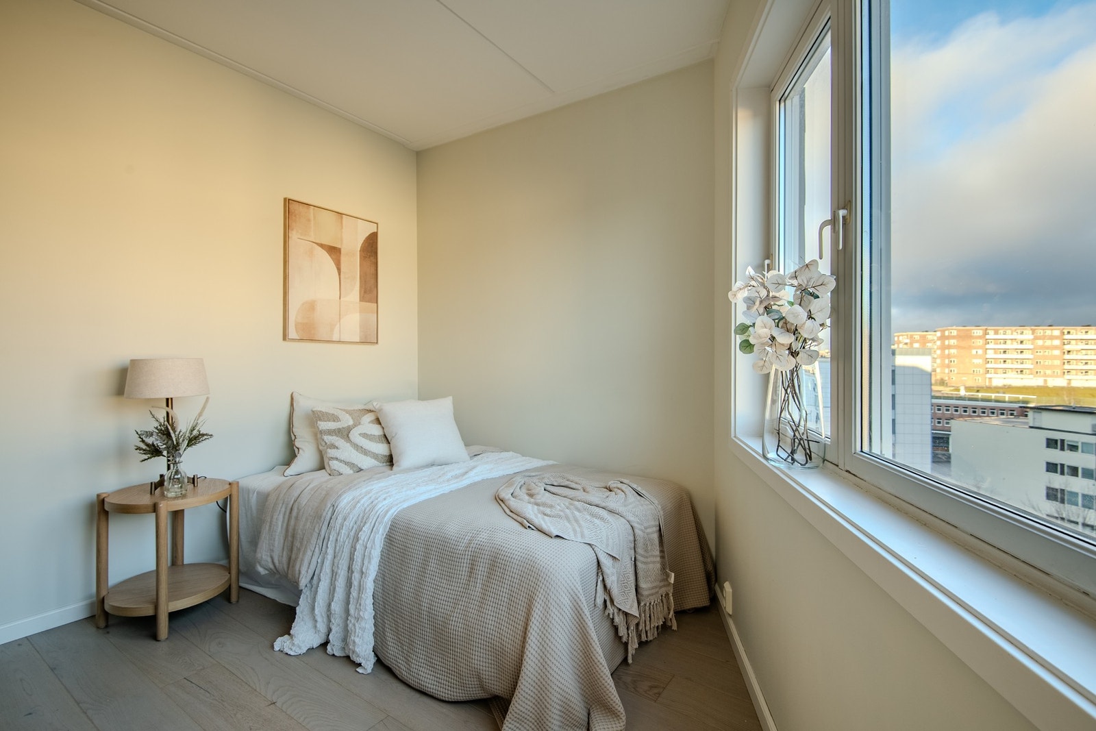 Soverommet har god plass til dobbeltseng samt garderobeløsning, og oppleves som både funksjonelt og harmonisk. Galleribilde