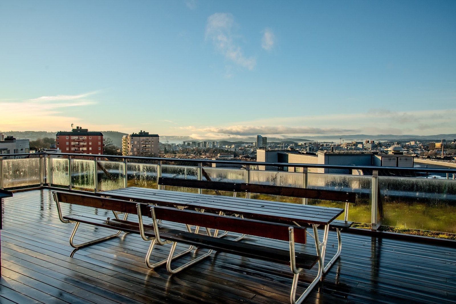 På borettslagets to felles takterrasser kan lange sommerdager nytes med sol store deler av dagen. Galleribilde