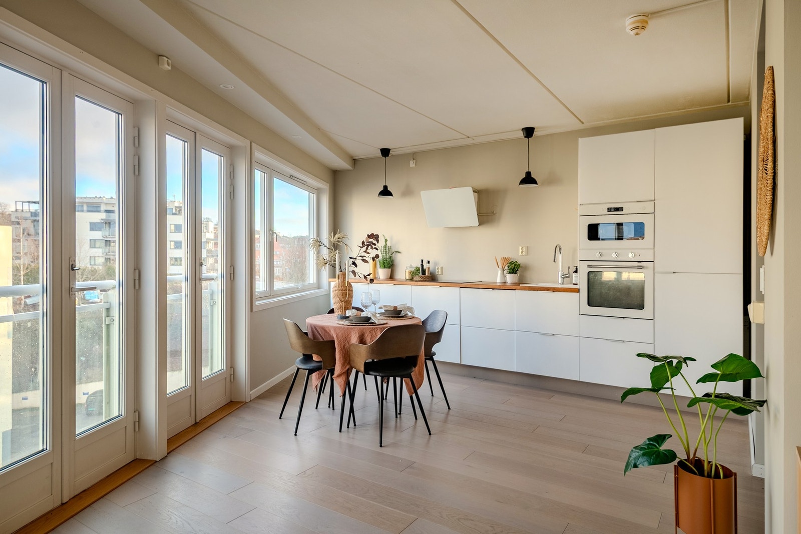 Stuen har en åpen løsning mot kjøkkenet, noe som skaper en naturlig flyt mellom oppholdsrommene og legger godt til rette for sosial bruk. Galleribilde