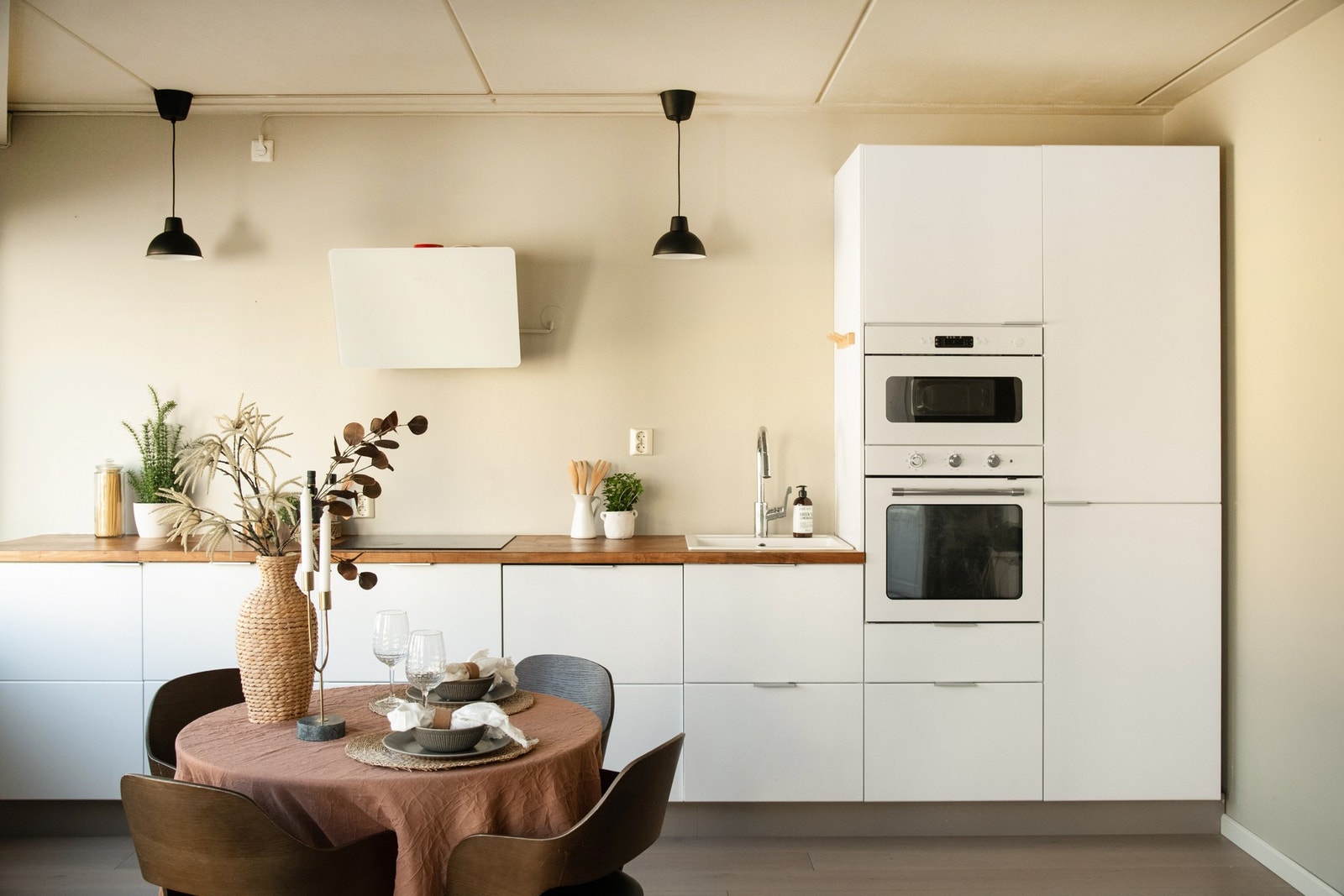 Kjøkkenet fremstår som moderne og funksjonelt, der kjøkkeninnredningen har glatte fronter og benkeplate i laminat. Galleribilde