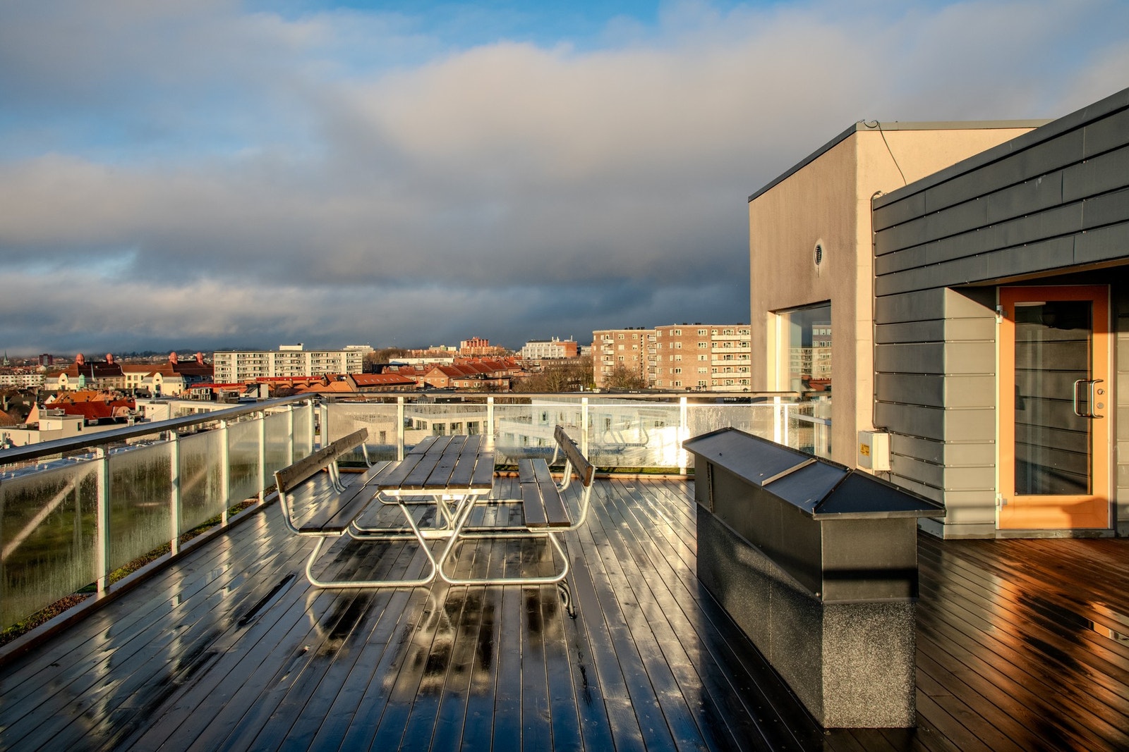 Det er satt ut flere sittebenker på takterrassene. Galleribilde