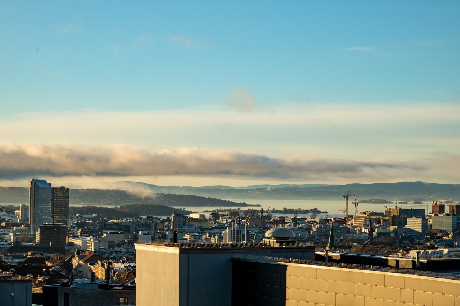 Tilbring sommerdagen på takterrassen med nydelig utsikt over Oslo by og fjorden. Galleribilde