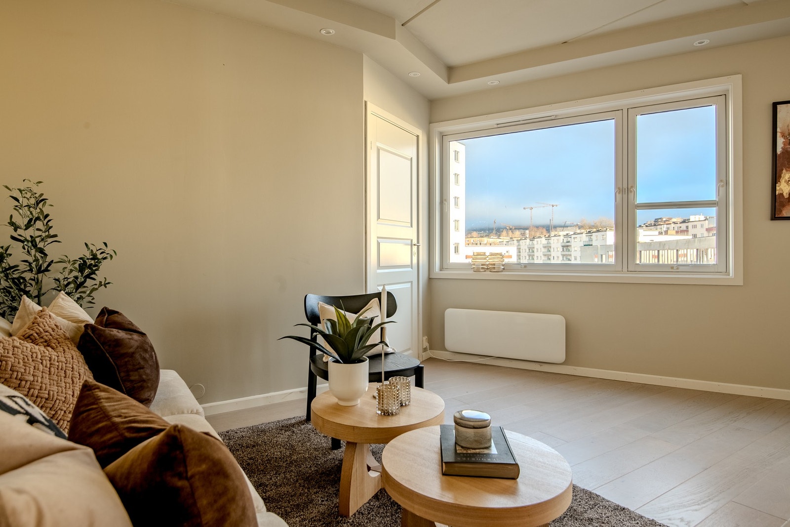 Det flotte utsynet mot byen kan nytes fra sofaen. Galleribilde