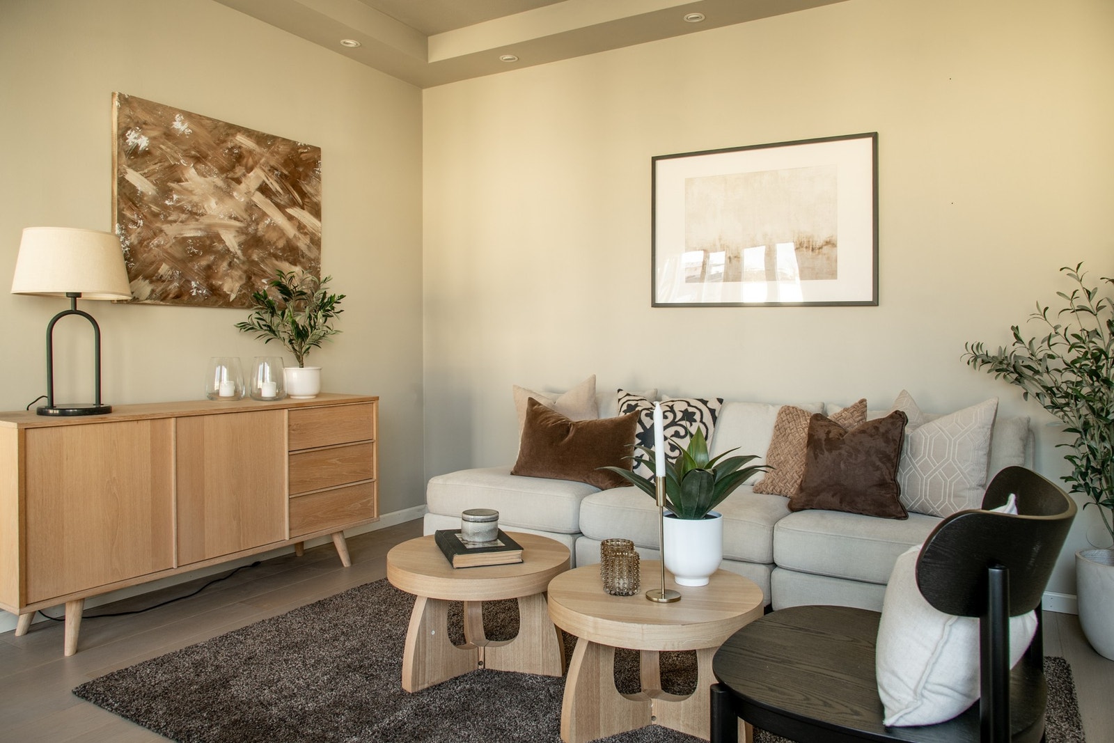 I stuen har du fint plass til en egen sofakrok hvor du kan plassere sofa med stuebord og tv-møblement. Galleribilde