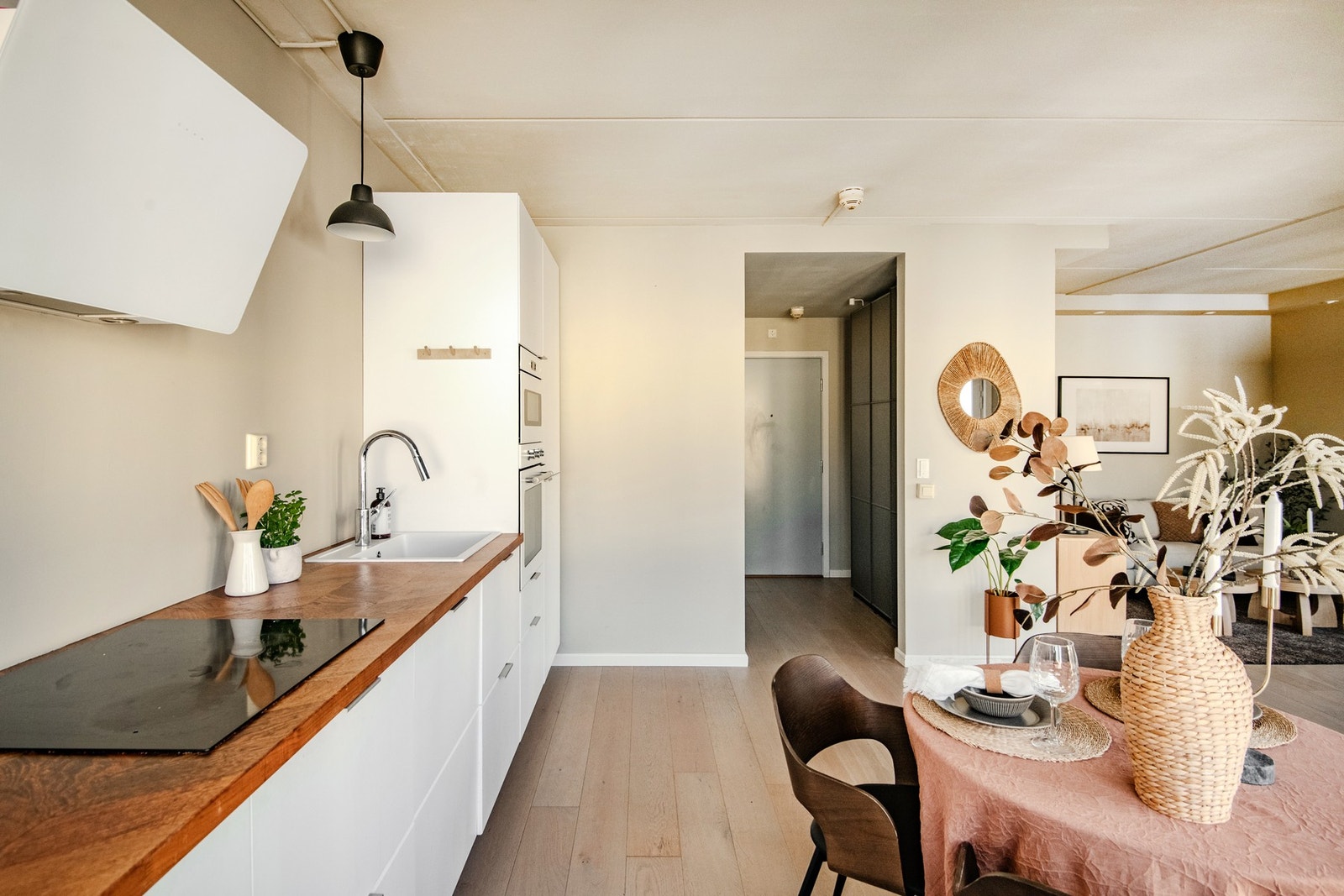 Kjøkkenet er fullt utstyrt med integrerte hvitevarer som komfyr, mikrobølgeovn, induksjonstopp, oppvaskmaskin og kombiskap, samt avtrekksvifte. Galleribilde