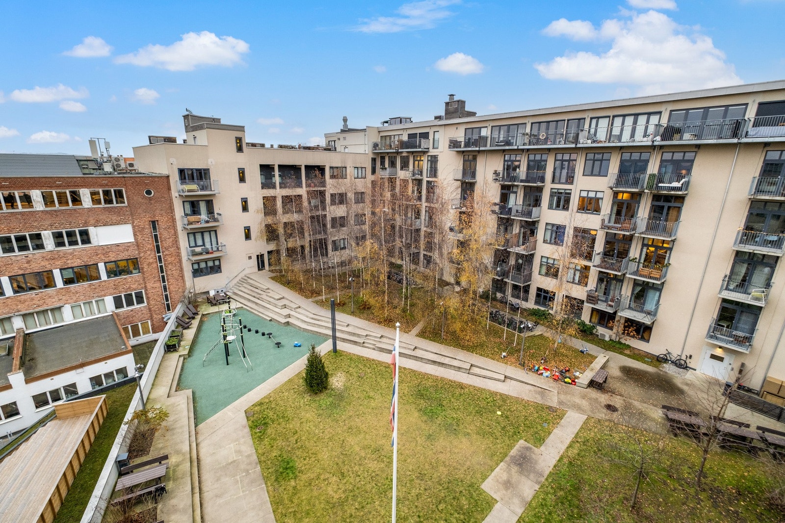 Felles opparbeidet bakgård til bruk for beboere, med bl.a lekestativ, sittegrupper, grill og sykkelparkering. I tillegg har beboere tilgang til en helt unik takterrasse. Galleribilde