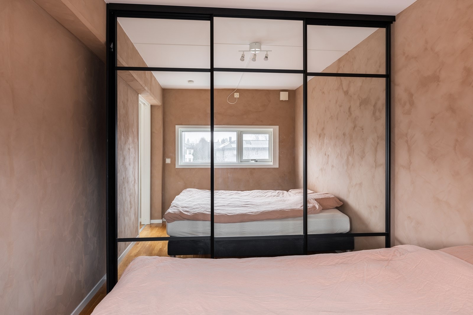 Det følger også en romslig skyvedørsgarderobe med speilfronter. Galleribilde