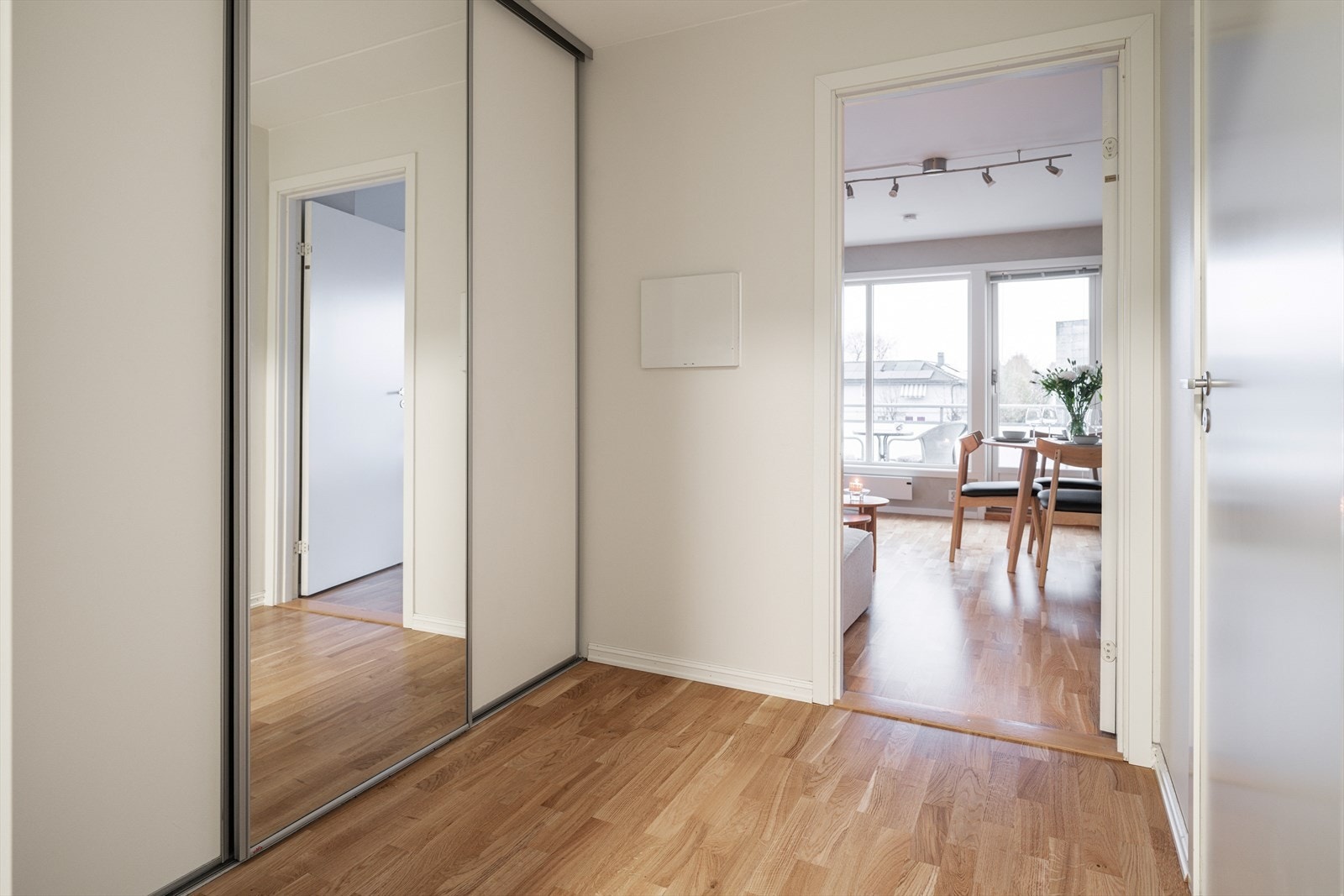 Det er montert en stor skyvedørsgarderobe med god dybde. Galleribilde