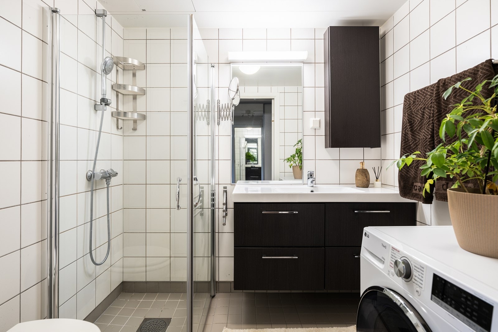 Prefabrikkerte baderomsmodul fra byggeårene med flislagt gulv med gulvvarme og flislagte vegger. Galleribilde