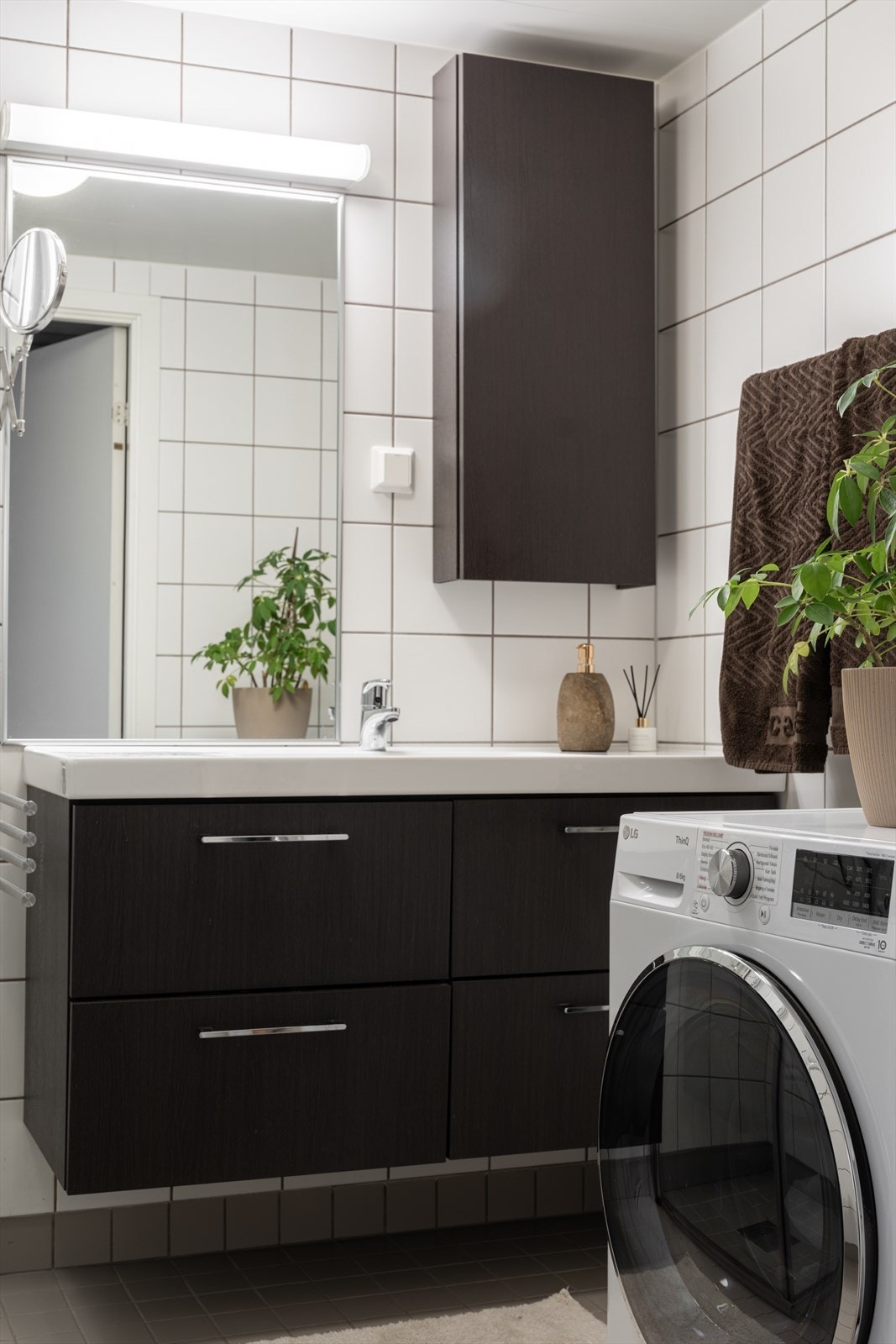 Badet har et romslig og pent vegghengt servantskap med heldekkende servant. Over vasken er det også et vegghengt speil. Galleribilde