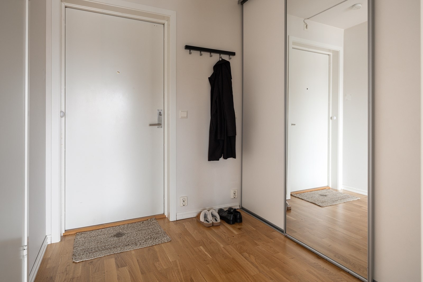 Fra bakkeplan eller garasjeanlegget tar heisen deg opp i 3. etasje. Inn døren til leiligheten kommer du inn i en romslig entré. Veggene er lysmalte og det er lagt parkett på gulv. Galleribilde