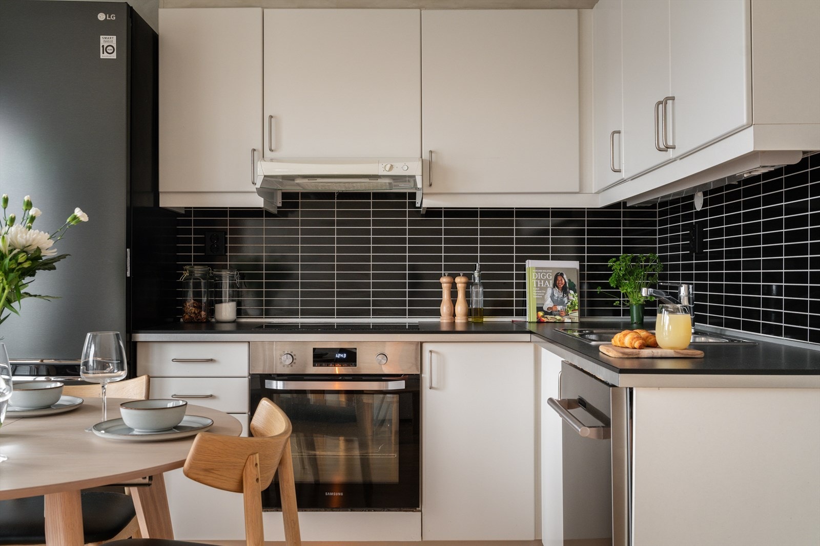 Videre har kjøkkenet opplegg for frittstående oppvaskmaskin, platetopp, stekeovn og kombiskap kjøl/frys. Galleribilde