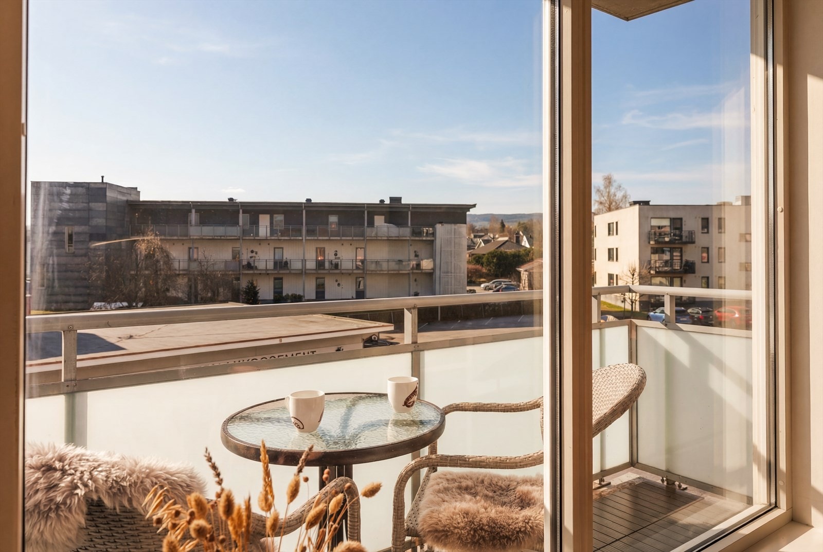 Fra stuen er det utgang til koselig balkong på ca. 3 kvm. Galleribilde