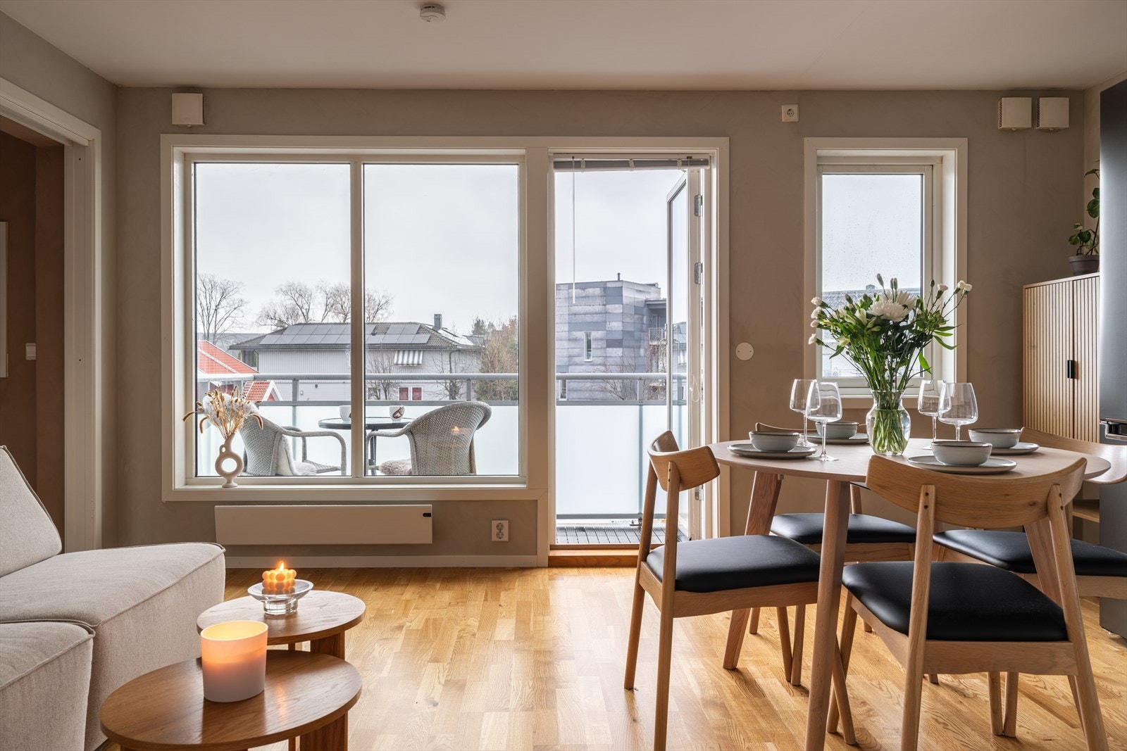 I stuen har du plass til sofagruppe, spisebord og tilhørende møblement. Stuen har store vindusflater som gir godt med naturlig lysinnslipp. Galleribilde