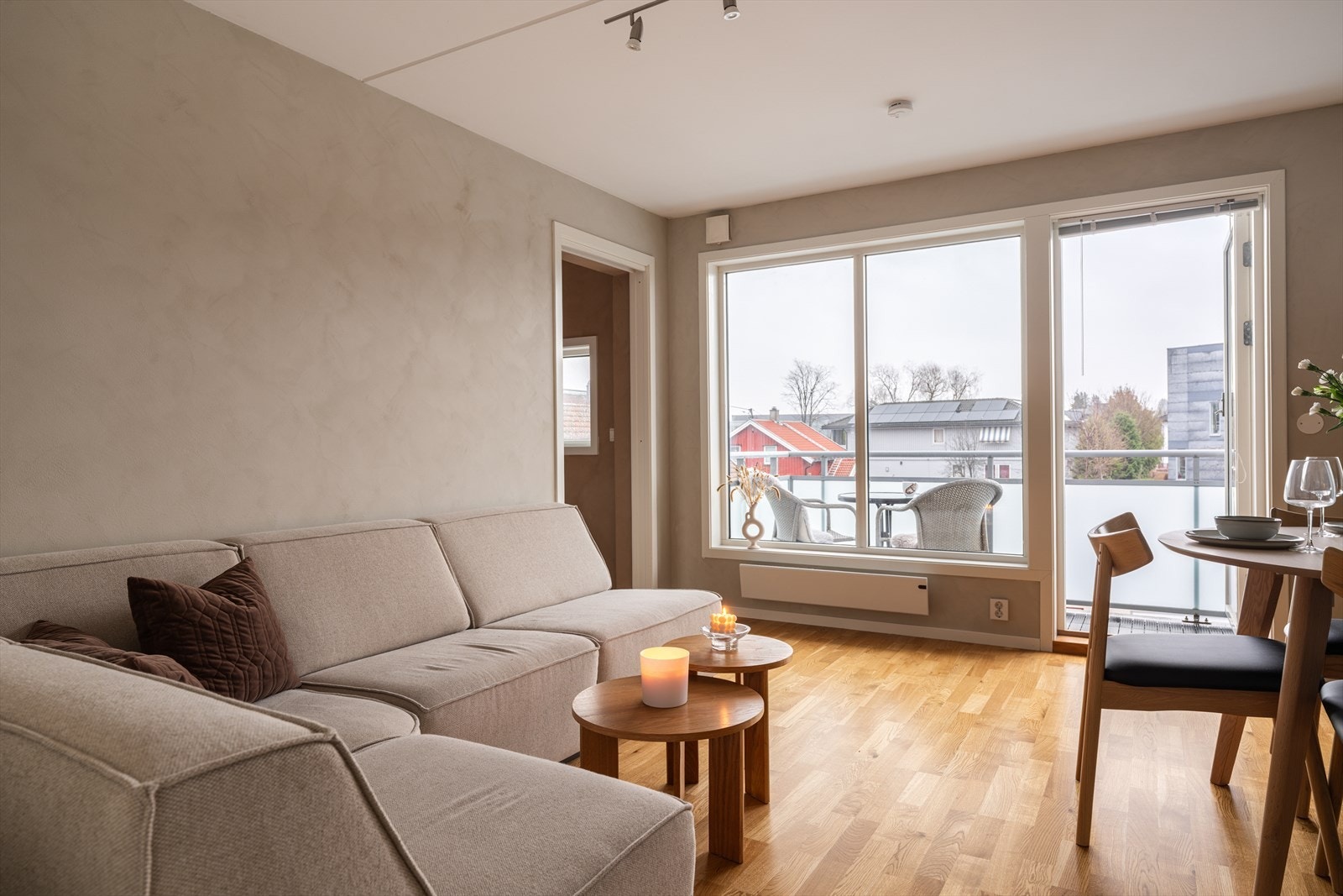 Veggoverflater i stue/kjøkken og soverom er malt opp i lune og behagelige farger. Galleribilde