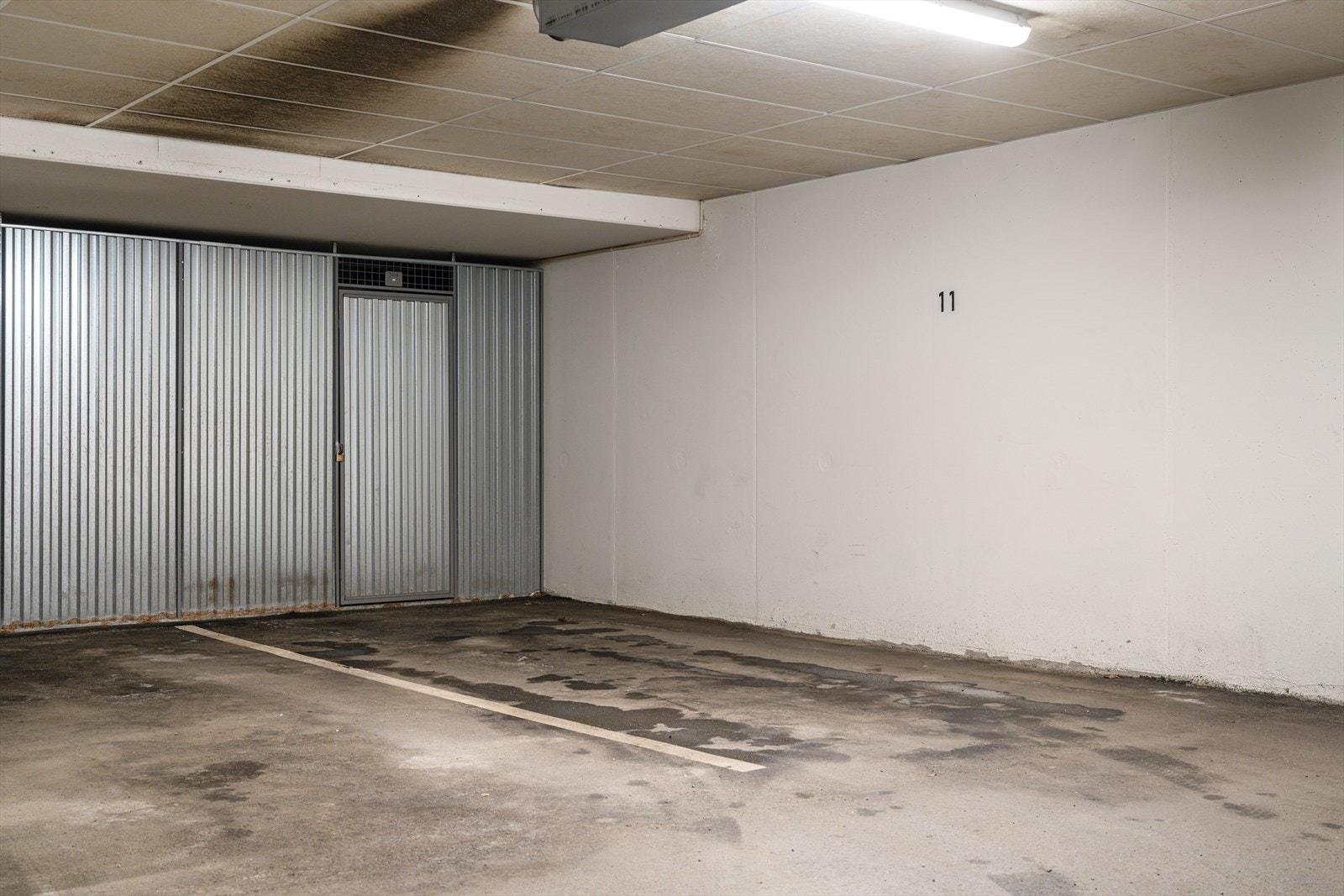 Det medfølger en bruksrett til biloppstillingsplass i garasjeanlegg. Her disponerer man også en bod. Galleribilde