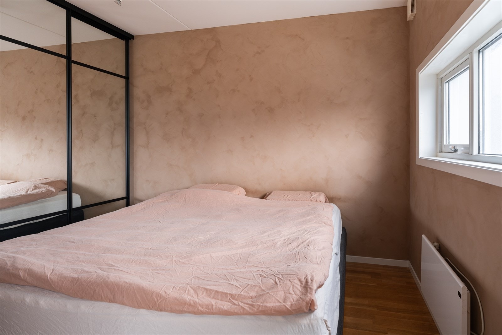 Leiligheten tilbyr ett soverom av god størrelse. Det er god plass til dobbeltseng og nattbord på hver side. Galleribilde