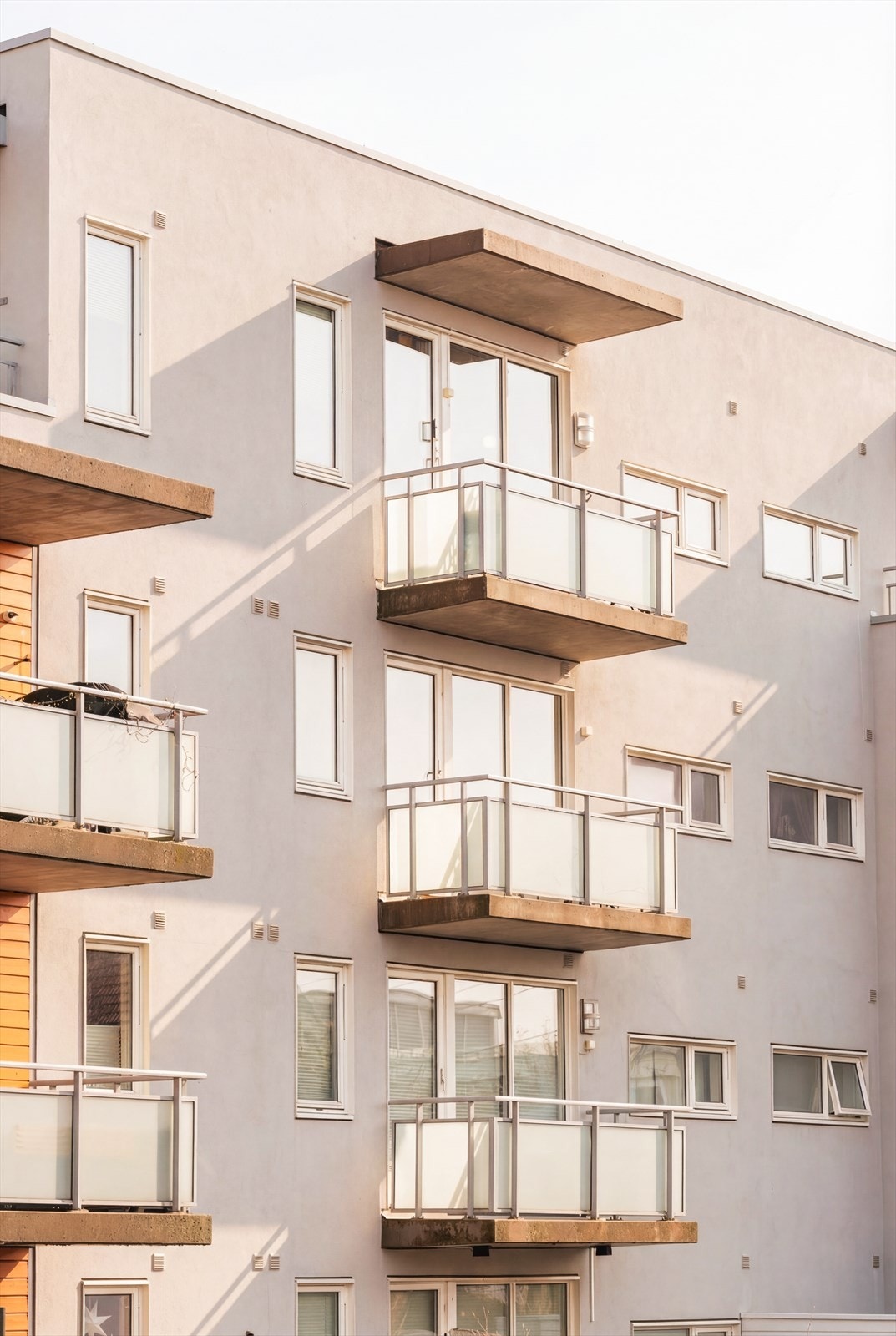 Leiligheten ligger i 3.etg, i denne blokken fra 2008. Galleribilde