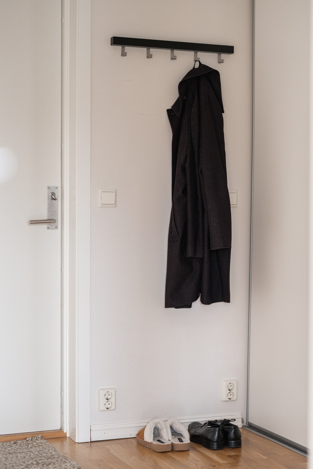 Det er plass til knaggrekke og skohylle. Galleribilde