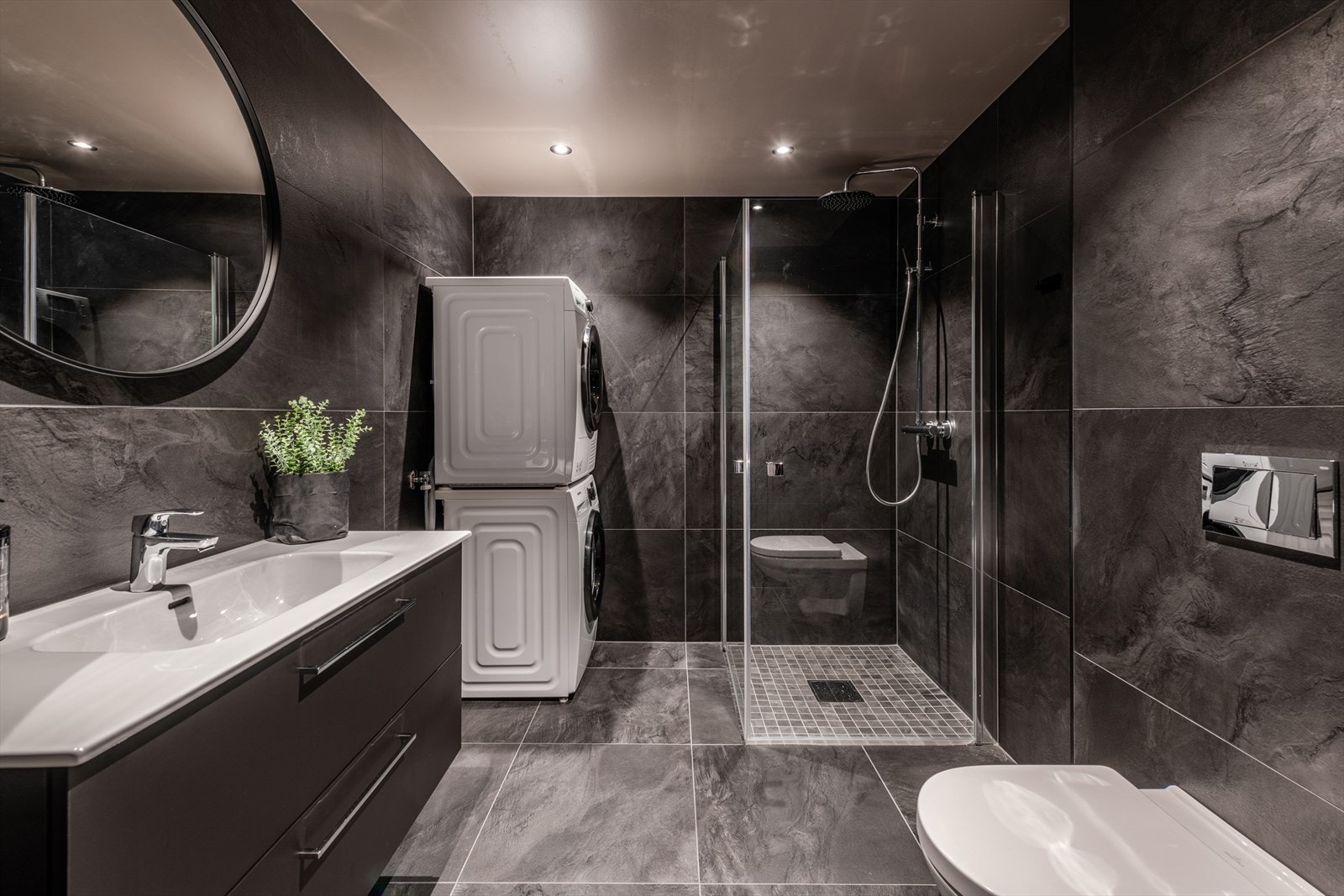 Delikat bad med flislagte vegger, flislagt gulv med varmekabel og nedsenket dusjnisje Galleribilde