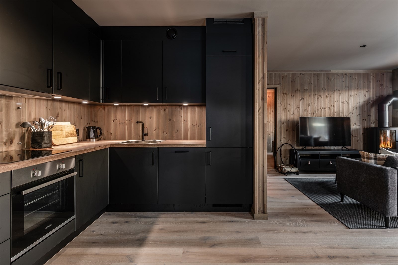 Spotter over benkeplate og glassplate på veggen bak komfyren. Galleribilde